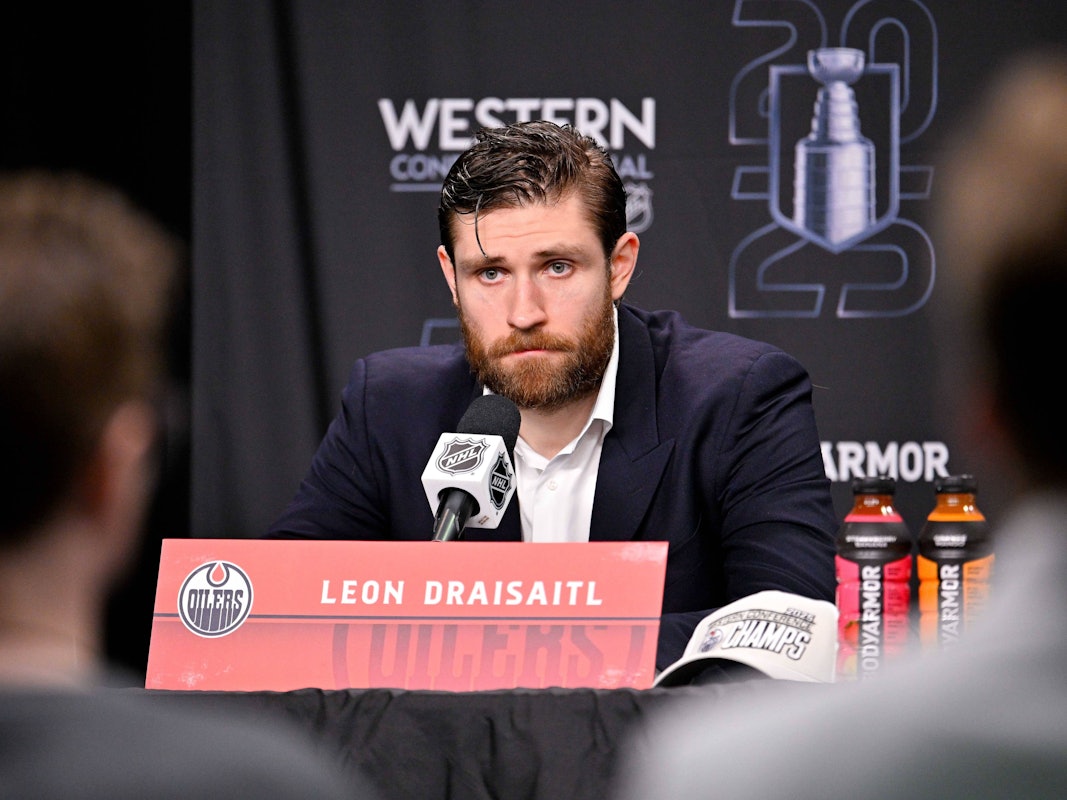 Leon Draisaitl vor dem Stanley-Cup-Finale auf einer Pressekonferenz.
