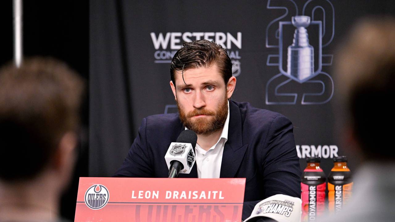 Leon Draisaitl vor dem Stanley-Cup-Finale auf einer Pressekonferenz.