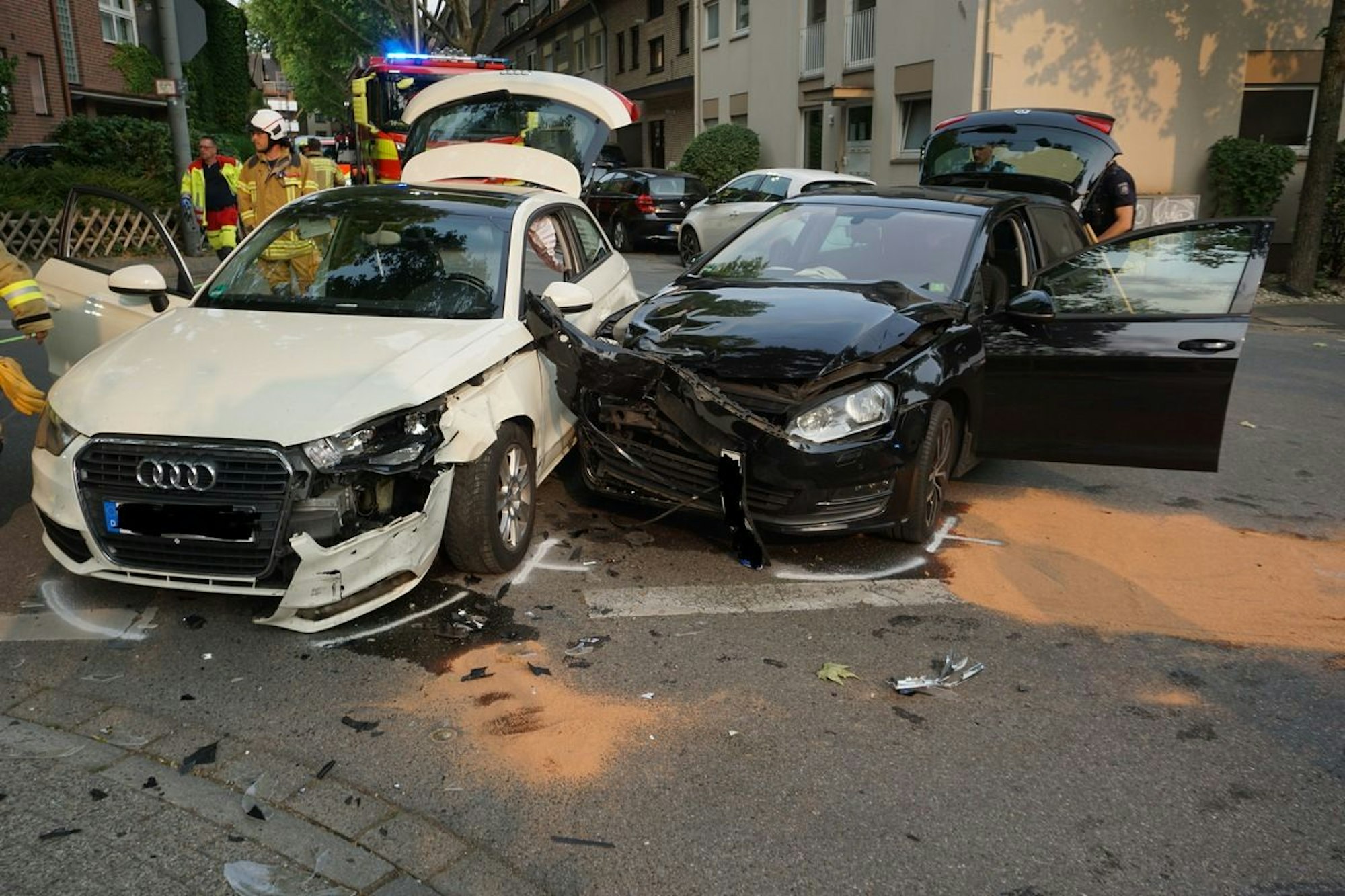 Einsatzaufnahme der Feuerwehr Ratingen nach Verkehrsunfall zwischen zwei PKW mit zwei verletzten Personen