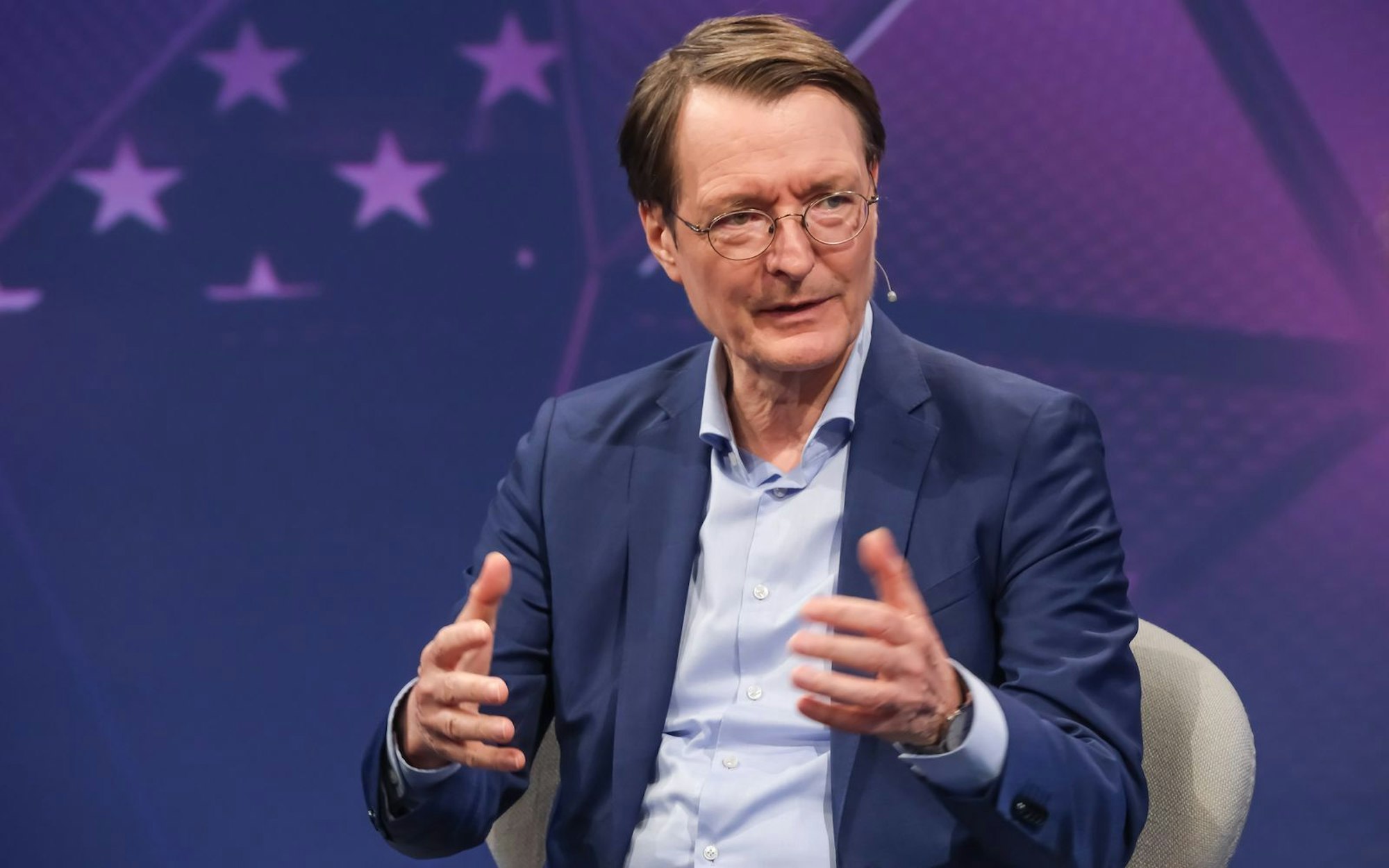 Karl Lauterbach will, dass Deutschland in der Außenpolitik eine aktive Rolle einnimmt. (Bild: WDR/Oliver Ziebe)