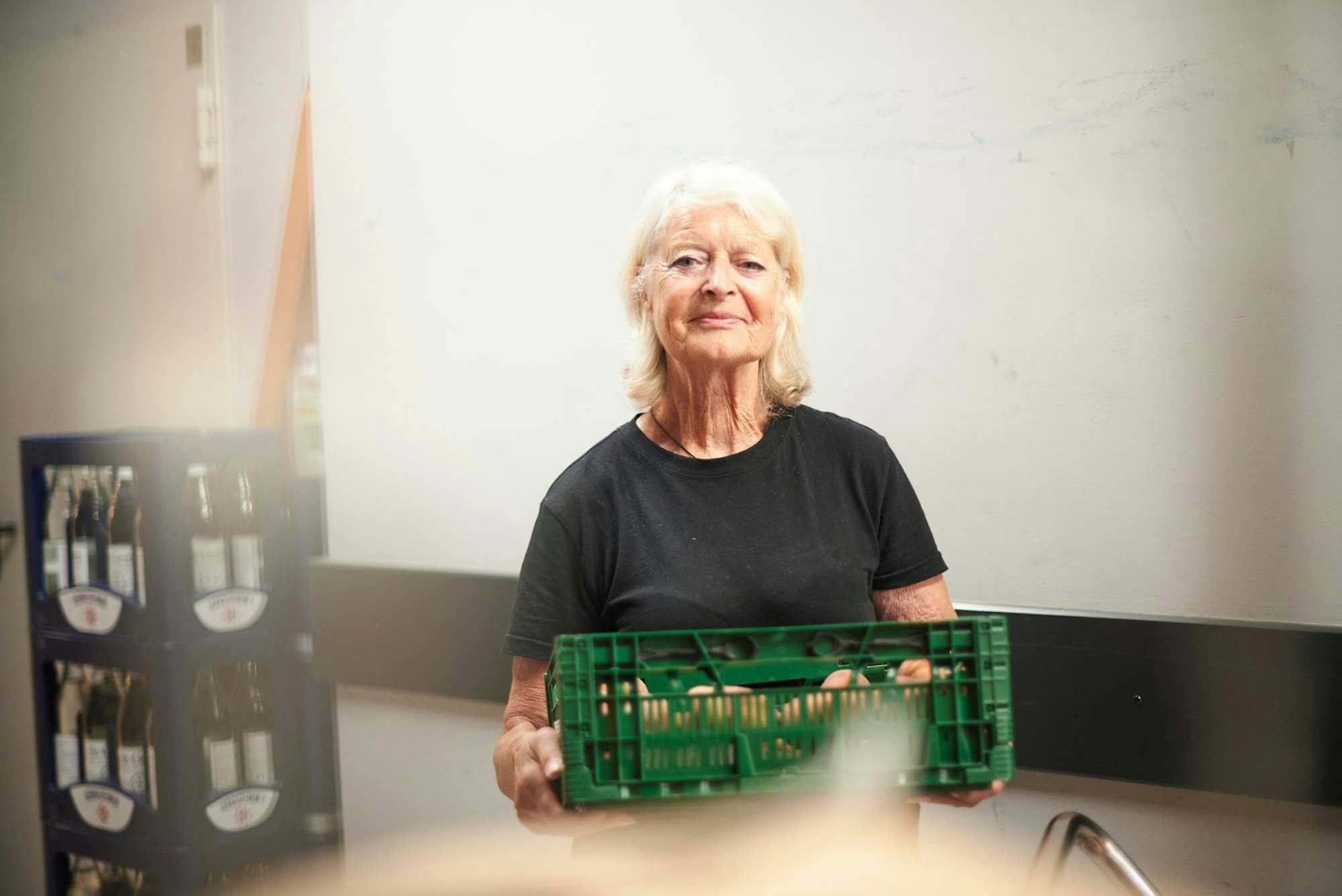 Angelika (75) arbeitet meistens in der Spätschicht in einem Berliner Supermarkt - 40 Stunden im Monat. Für ihre Arbeit bekommt sie den Mindestlohn. (Bild: ZDF/Sarah Storch)
