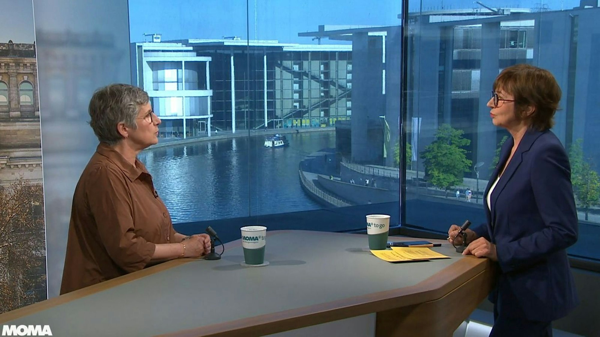 Britta Haßelmann (links) stellte sich am Mittwoch den Fragen von ARD-Moma-Moderatorin Sabine Scholt. (Bild: ARD)