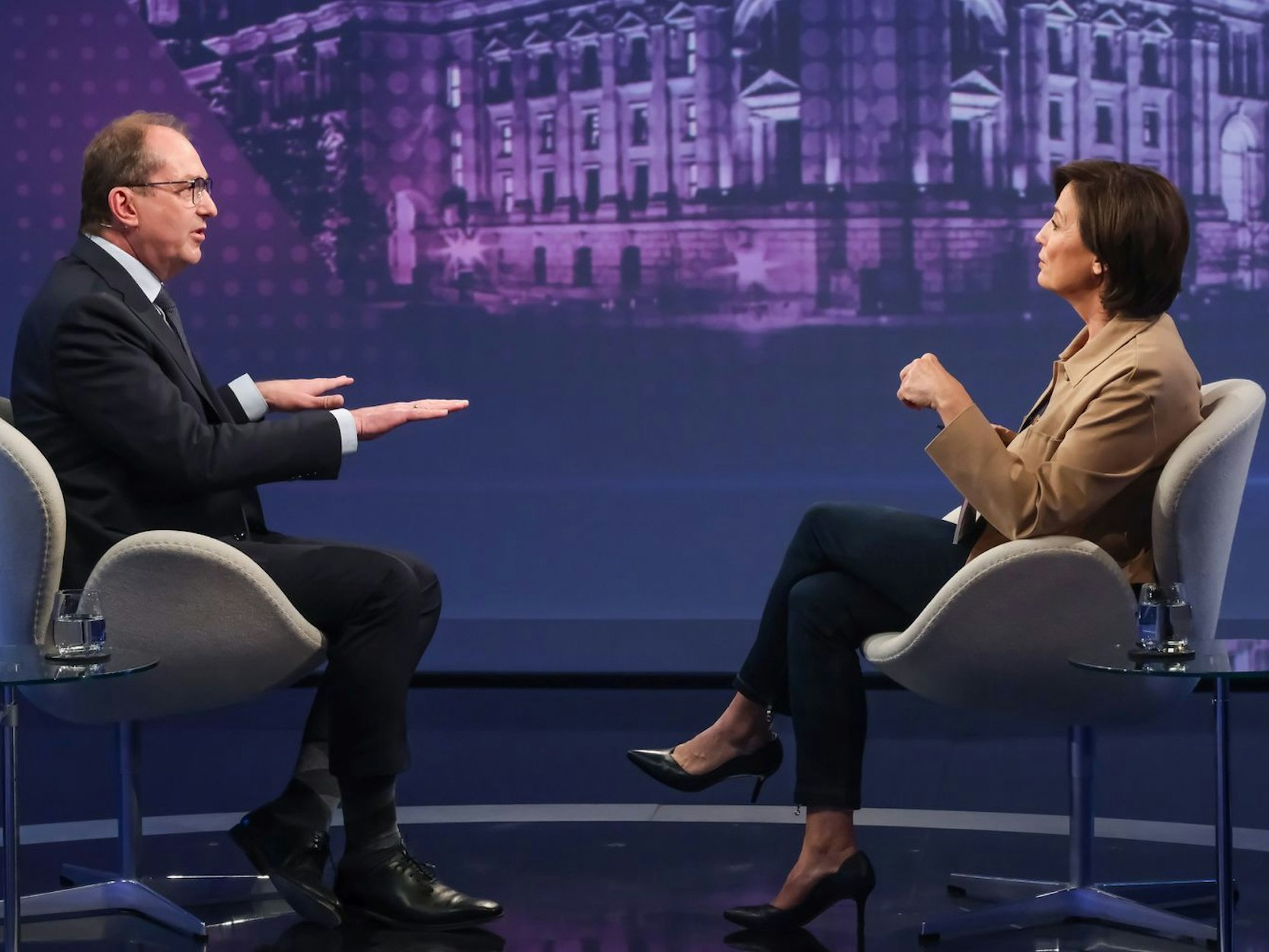 Bundesinnenminister Alexander Dobrindt (links) bezog bei Sandra Maischberger Stellung zum jüngsten Gerichtsurteil über Asyl-Zurückweisungen an den deutschen Grenzen. (Bild: WDR / Oliver Ziebe)