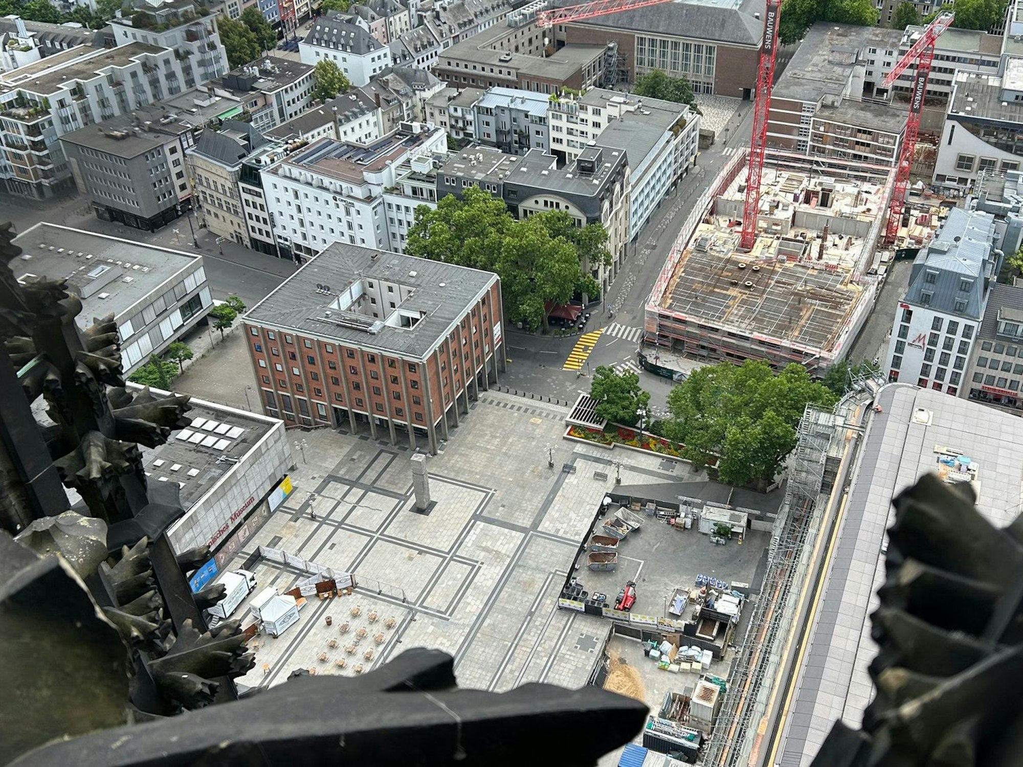 Leere Straßen, aufgenommen aus der Vogelperspektive.