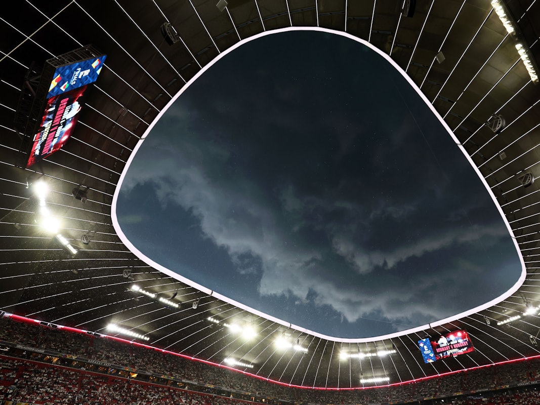 Dunkle Regenwolken hängen vor Spielbeginn über dem Stadion.