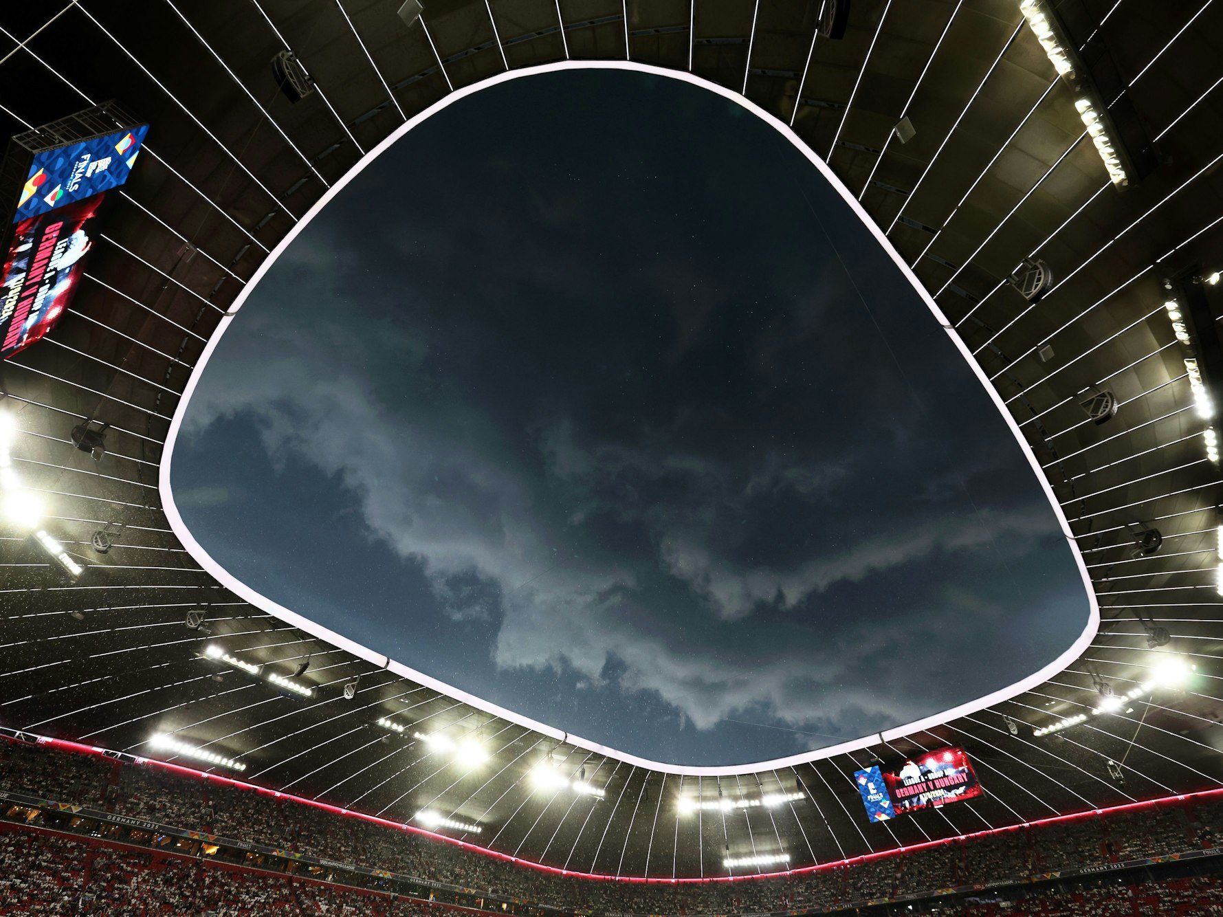 Dunkle Regenwolken hängen vor Spielbeginn über dem Stadion.