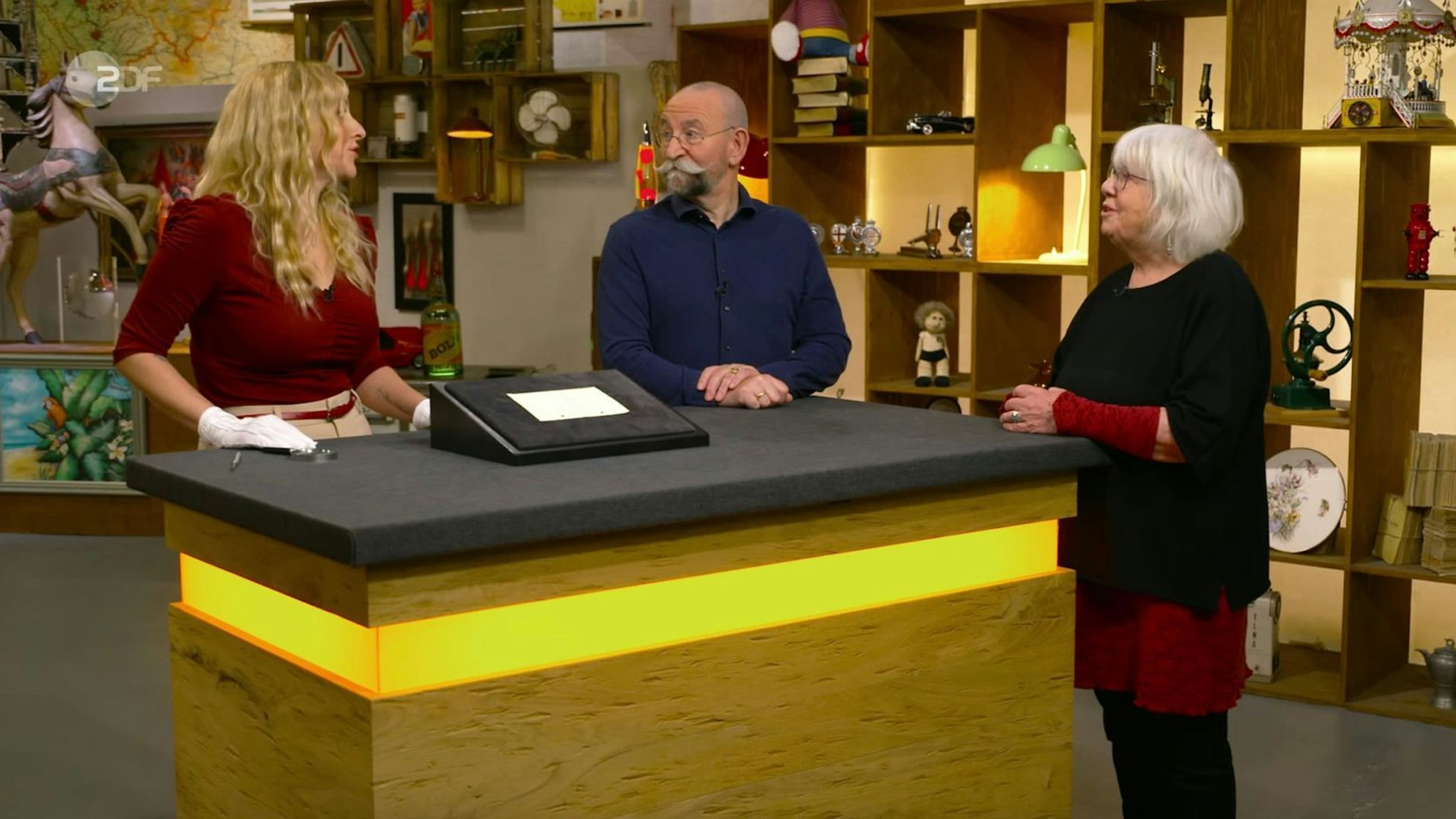 Verkäuferin Mechthild hoffte in der Mittwochsausgabe der ZDF-Trödelshow „Bares für Rares“, dass ihre Autogramme „echte Raritäten“ sind. (Bild: ZDF)