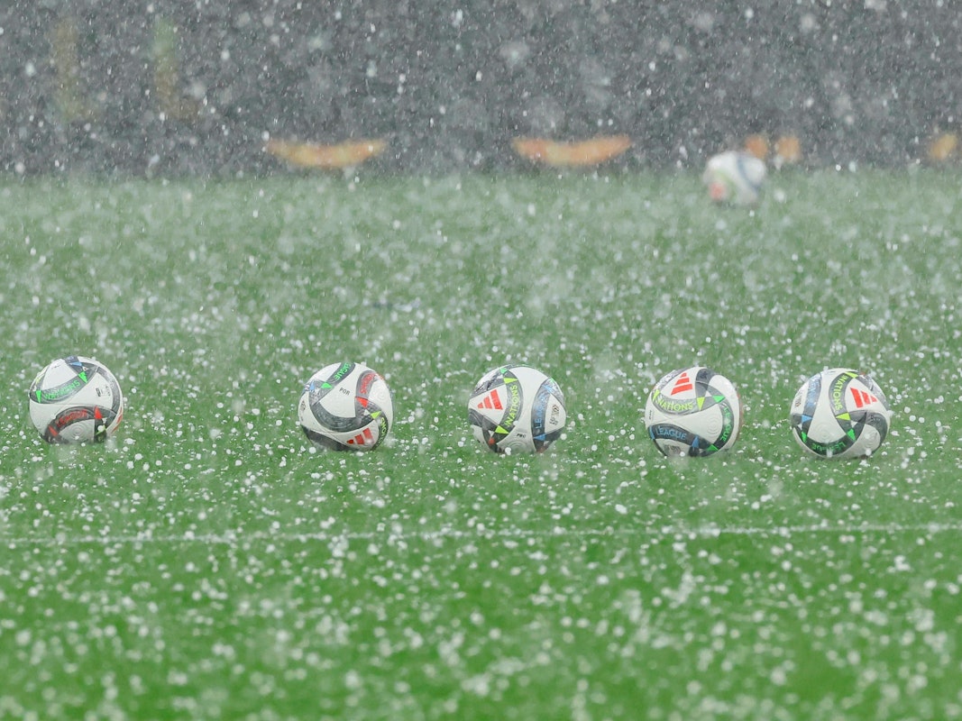 In der Münchener Allianz-Arena kamen vor dem Spiel Deutschland gegen Portugal am Mittwoch (3. Juni 2025) Hagelkörner vom Himmel.