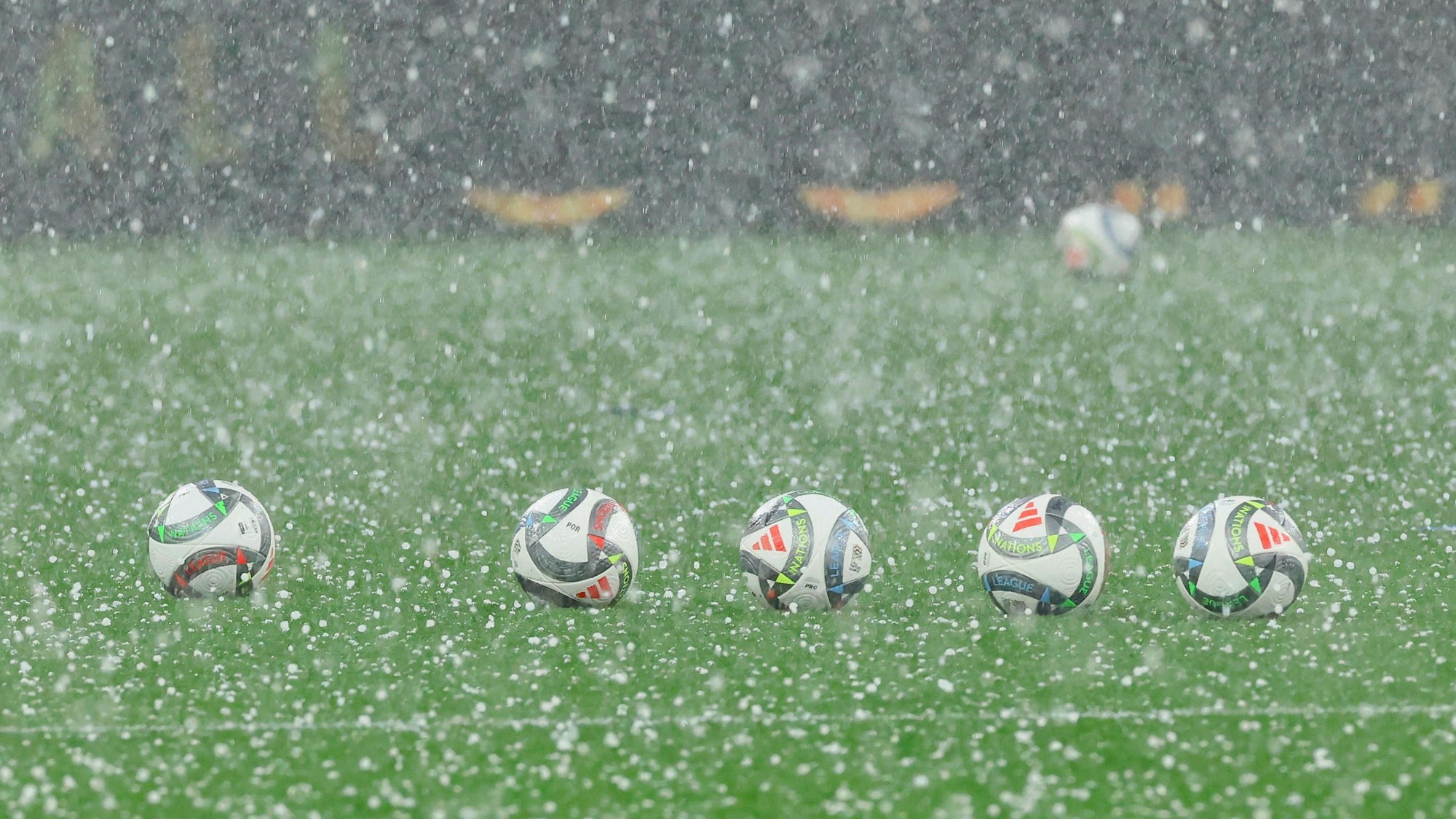 In der Münchener Allianz-Arena kamen vor dem Spiel Deutschland gegen Portugal am Mittwoch (3. Juni 2025) Hagelkörner vom Himmel.