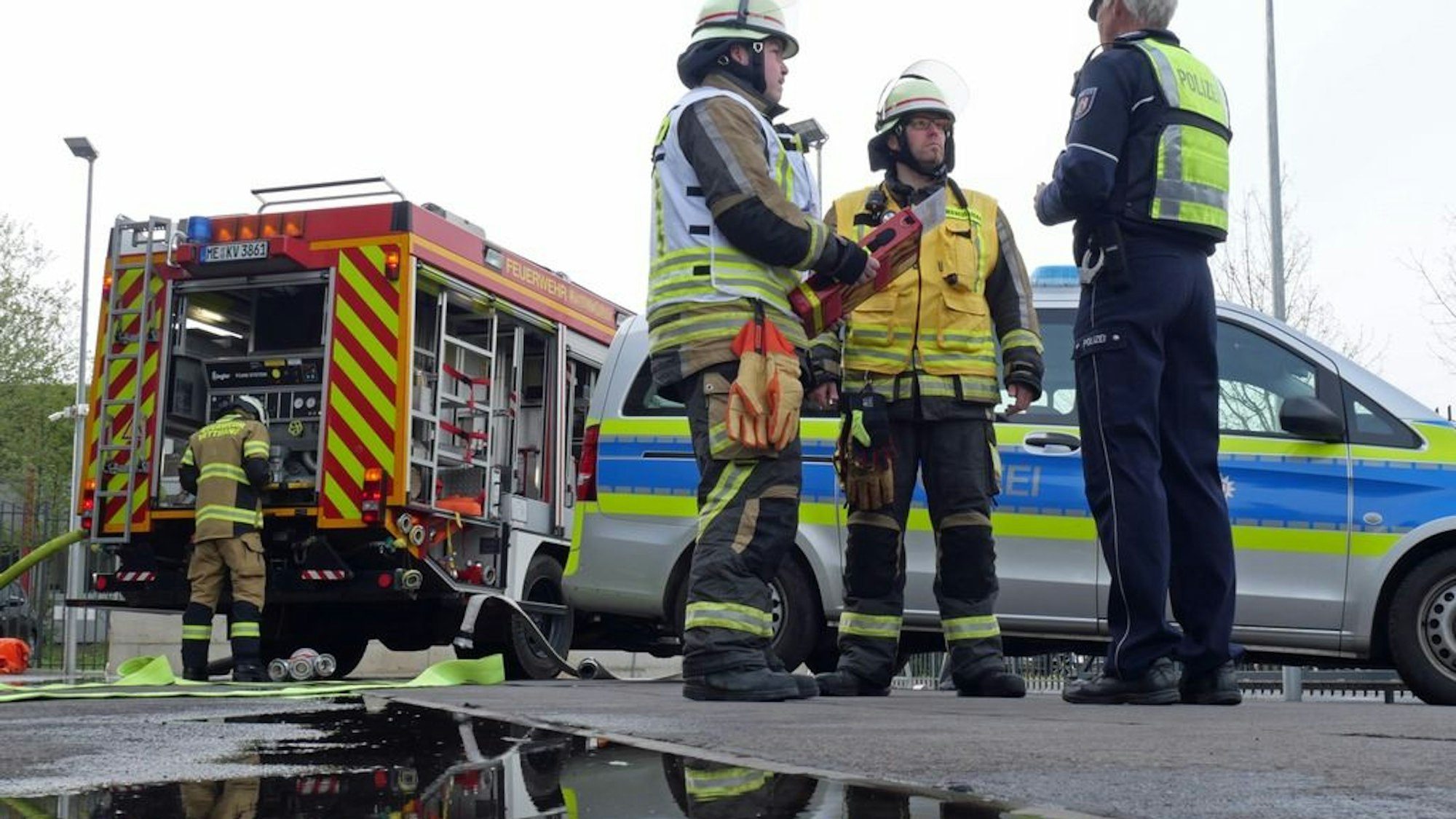 Die Polizei Hilden ermittelt nach einem Brand auf einer Grünfläche an der Gerresheimer Straße und sucht nach Zeugen