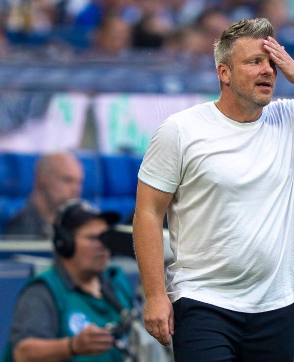 Lukas Kwasniok greift sich am Spielfeldrand an die Stirn.
