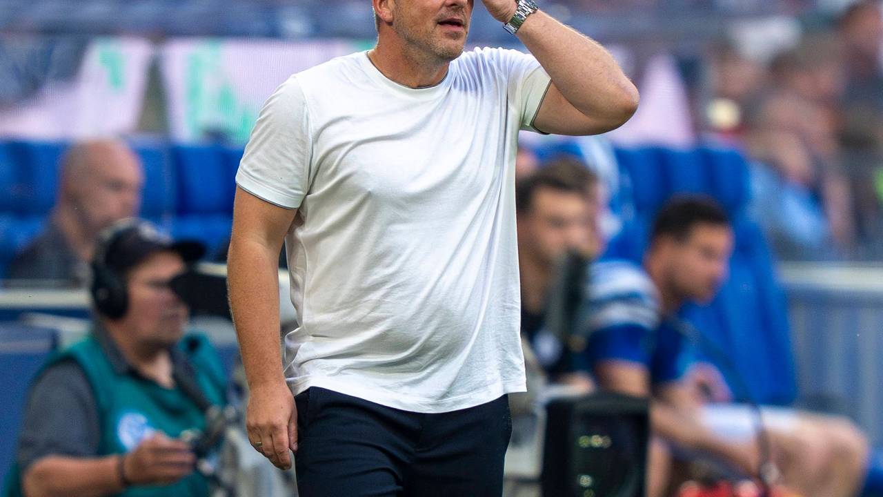 Lukas Kwasniok greift sich am Spielfeldrand an die Stirn.