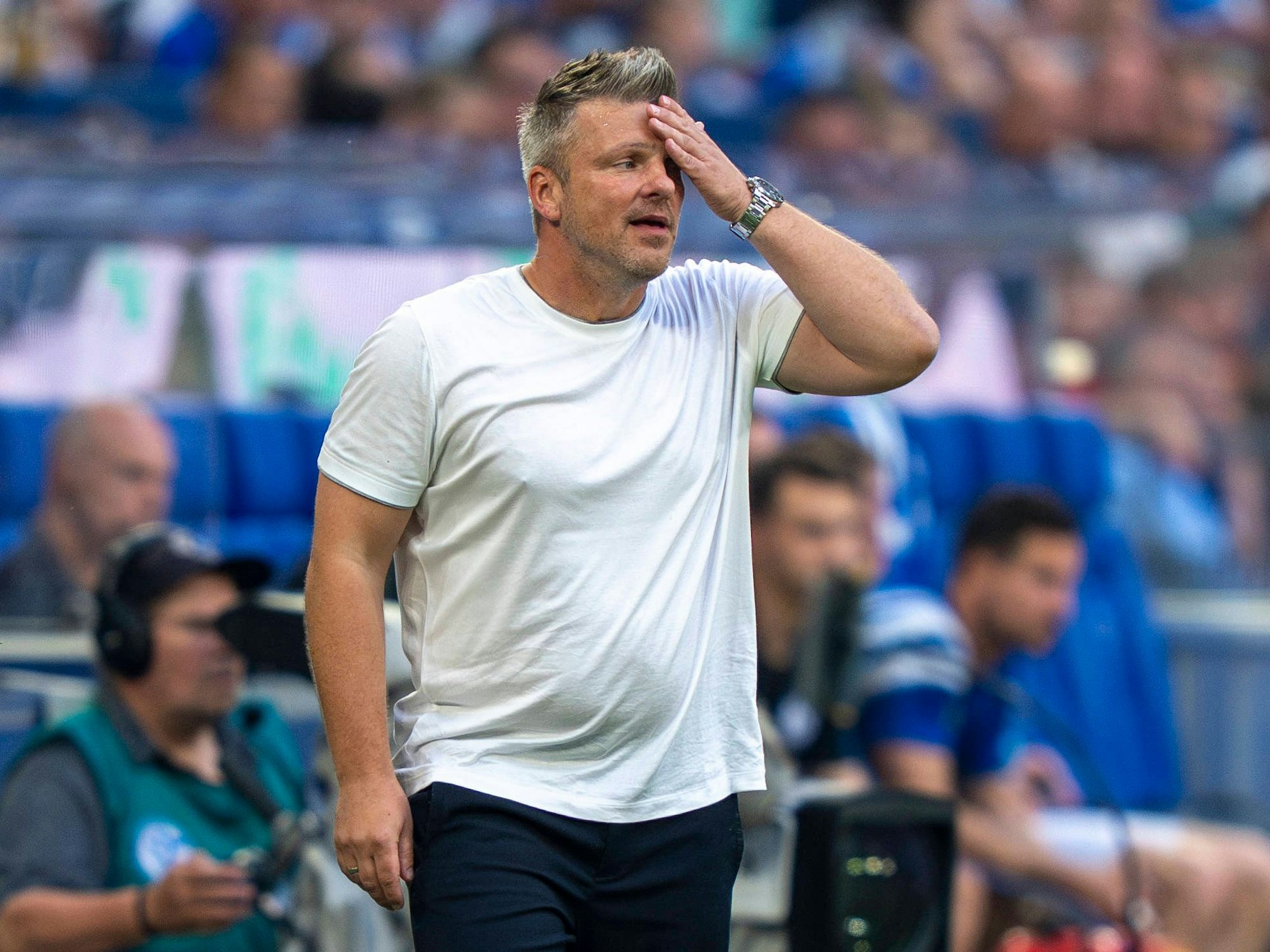 Lukas Kwasniok greift sich am Spielfeldrand an die Stirn.