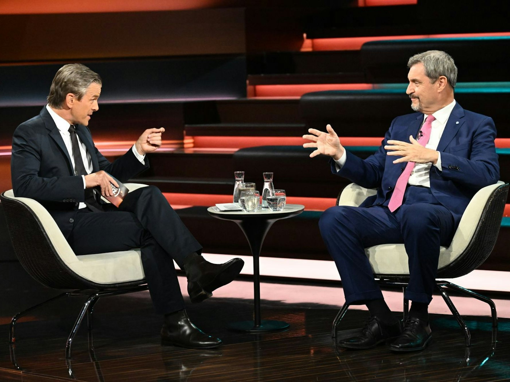 Bei „Markus Lanz“ sagte der bayerischen Minsterpräsident Markus Söder: „Wir haben im Grunde genommen eine nicht rechtskompatible Situation in Europa. Daraus ergibt sich die rechtliche, ganz klare Möglichkeit, selbstständig die eigenen Grenzen zu schützen - und das tun wir.“ (Bild: ZDF / Cornelia Lehmann)