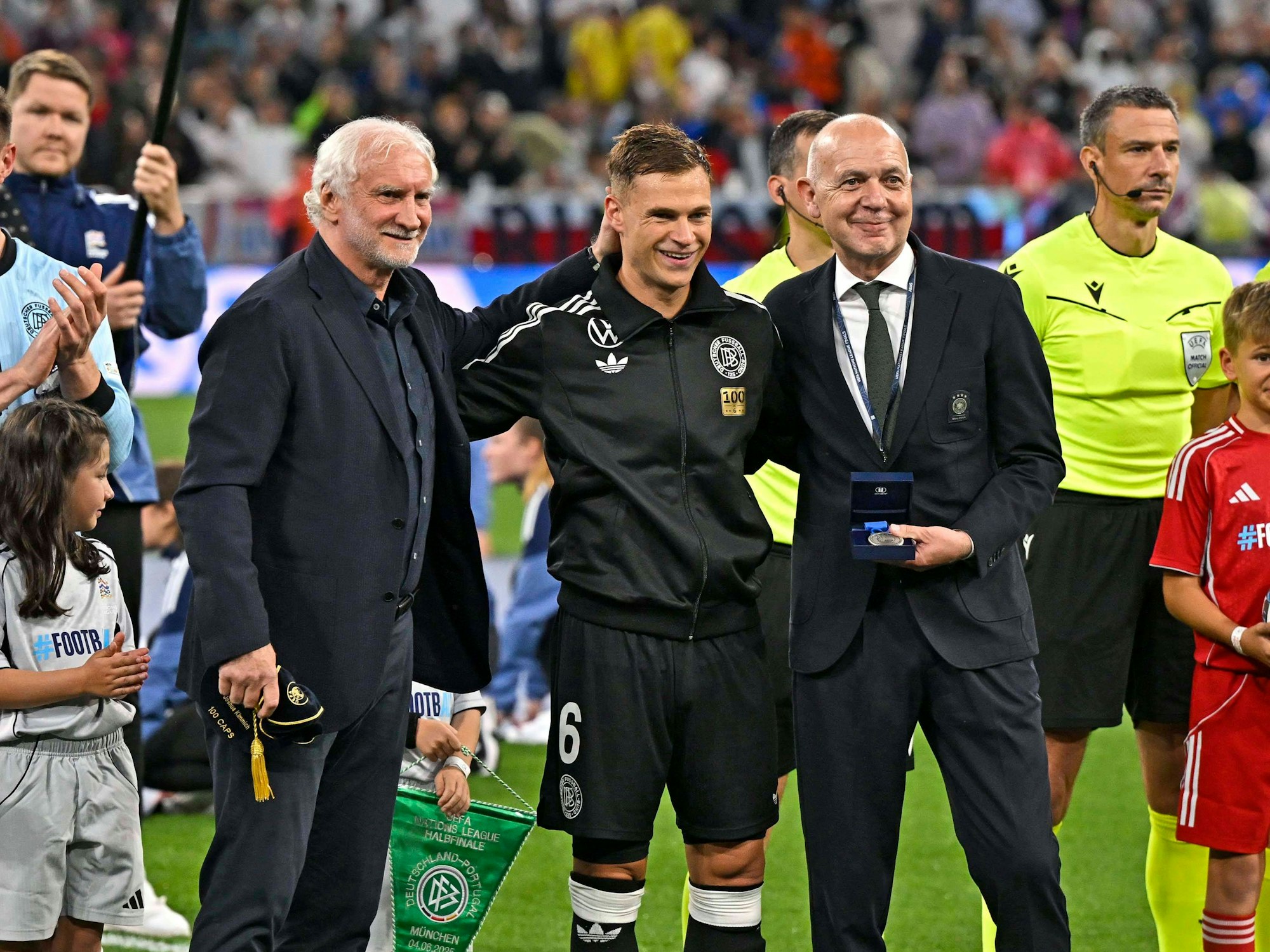 DFB-Kapitän Joshua Kimmich wurde am Mittwoch (4. Juni 2025) vor dem Spiel gegen Portugal für sein 100. Länderspiel geehrt.