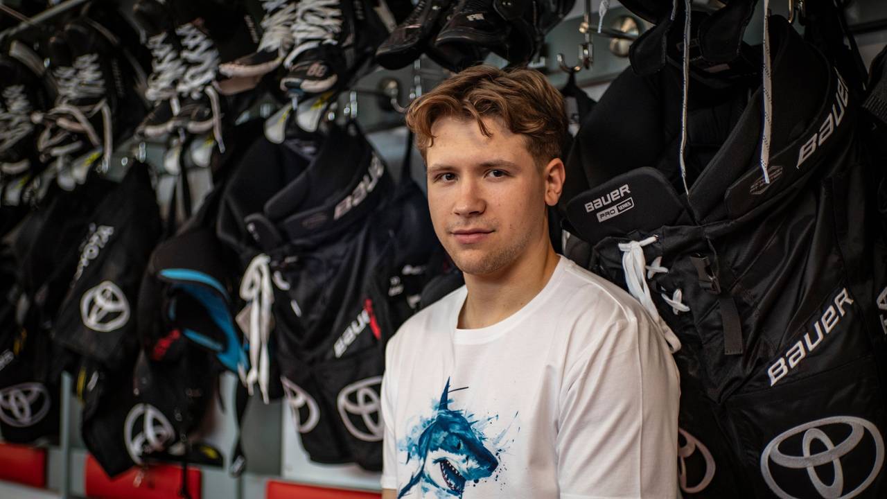 Sten Fischer sitzt im T-Shirt der Kölner Haie in der Kabine.