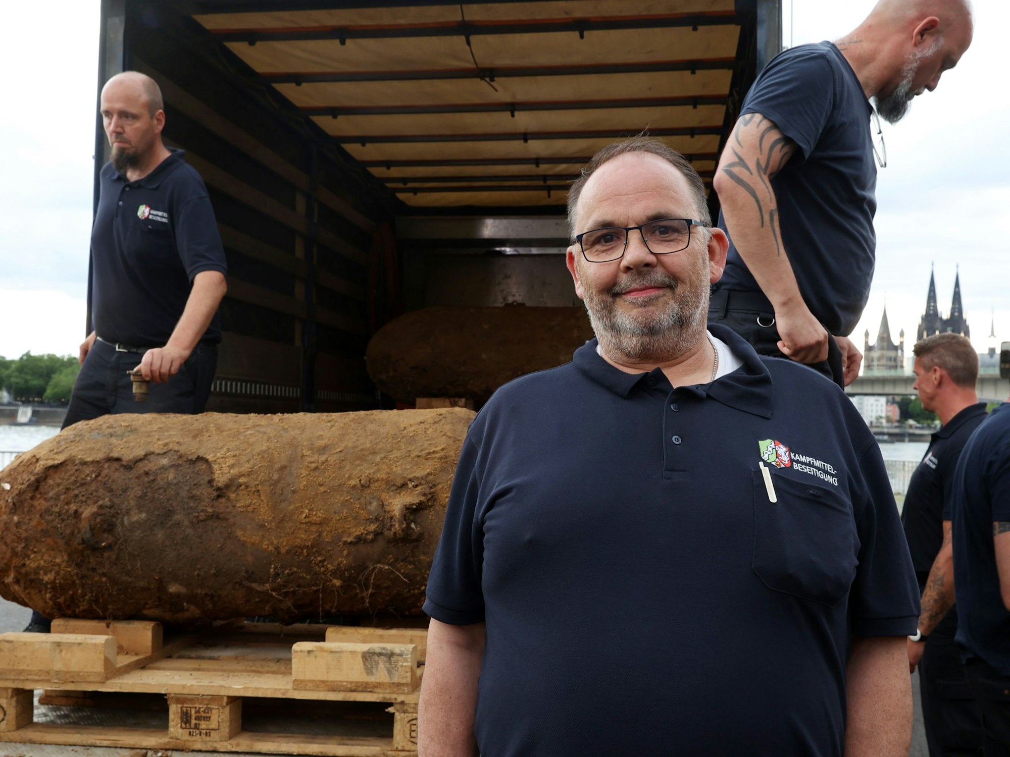 Nach der erfolgreichen Entschärfung der Bomben hat Dirk Putzer, technischer Einsatzleiter Kampfmittelbeseitigungsdienstes, den Einsatz seines Teams in Köln zusammengefasst.