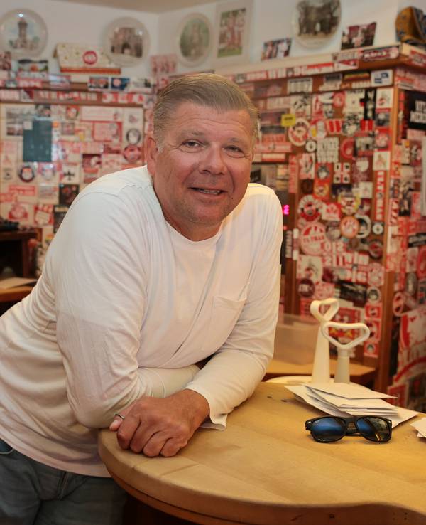Wirt Martin Schlüter steht am Tressen im „Reisdorff am Hahnentor“.