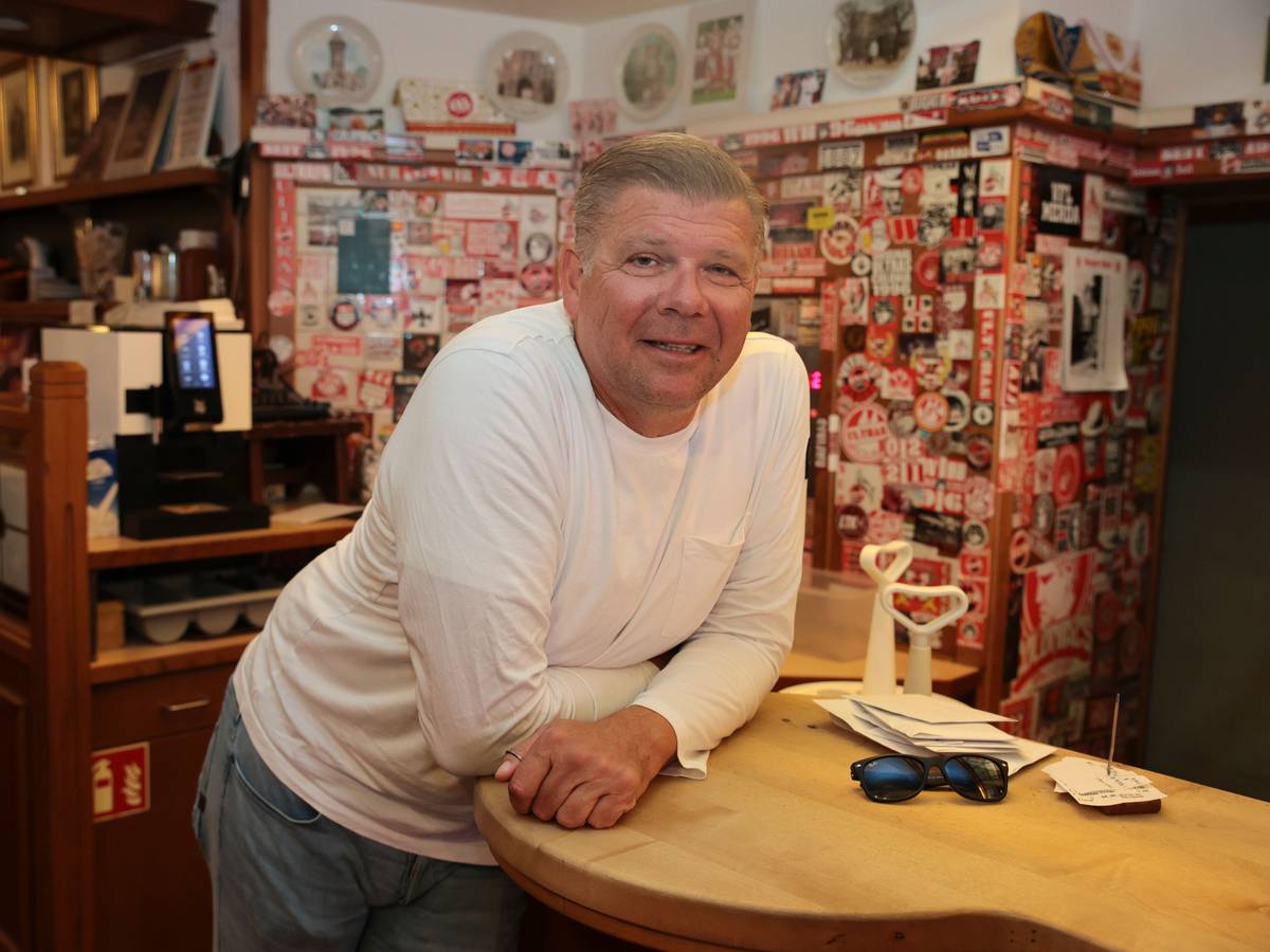Wirt Martin Schlüter steht am Tressen im „Reisdorff am Hahnentor“.