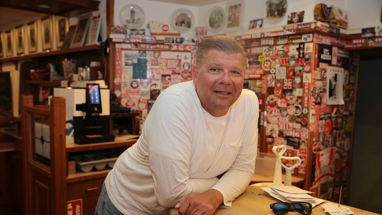 Wirt Martin Schlüter steht am Tressen im „Reisdorff am Hahnentor“.