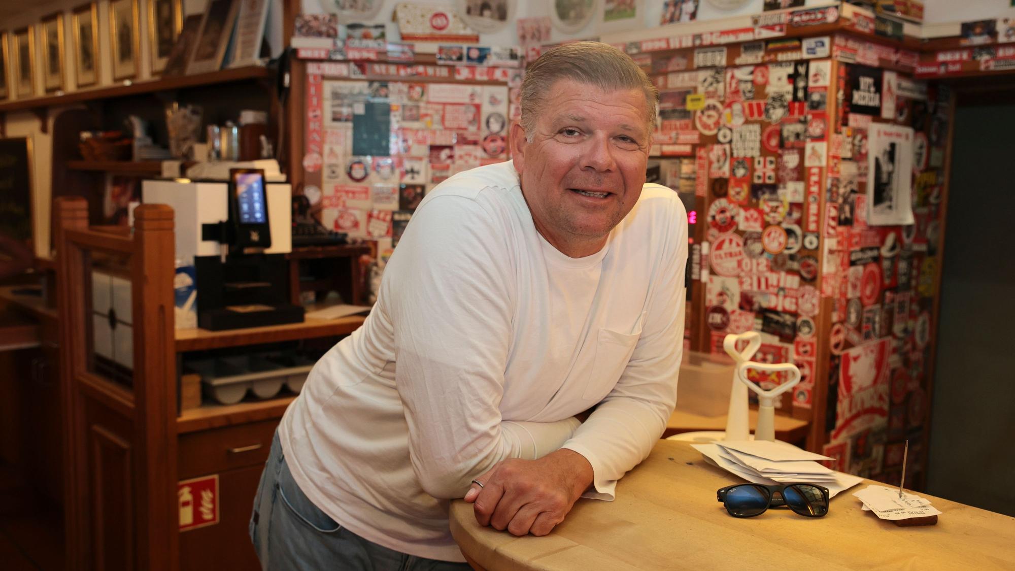 Wirt Martin Schlüter steht am Tressen im „Reisdorff am Hahnentor“.