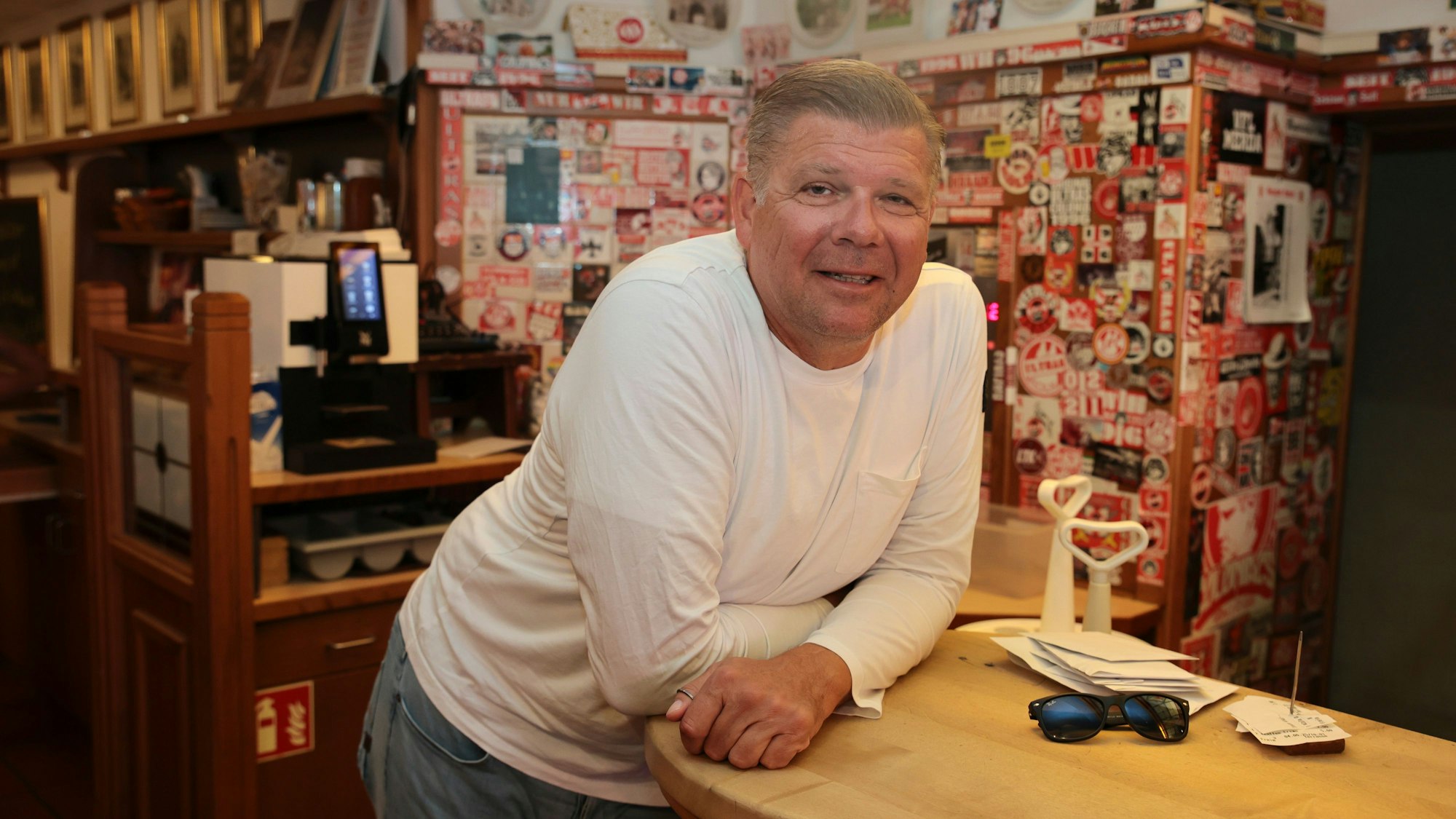 Wirt Martin Schlüter steht am Tressen im „Reisdorff am Hahnentor“.