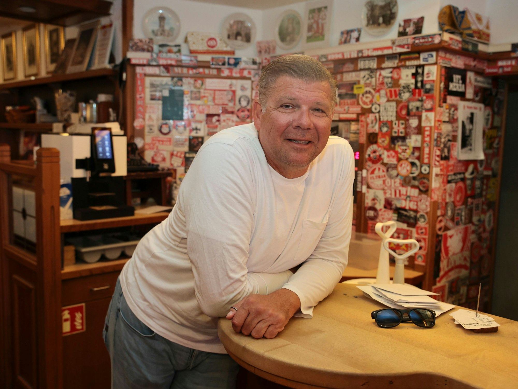 Geschäftsführer Martin Schlüter steht an der Theke.