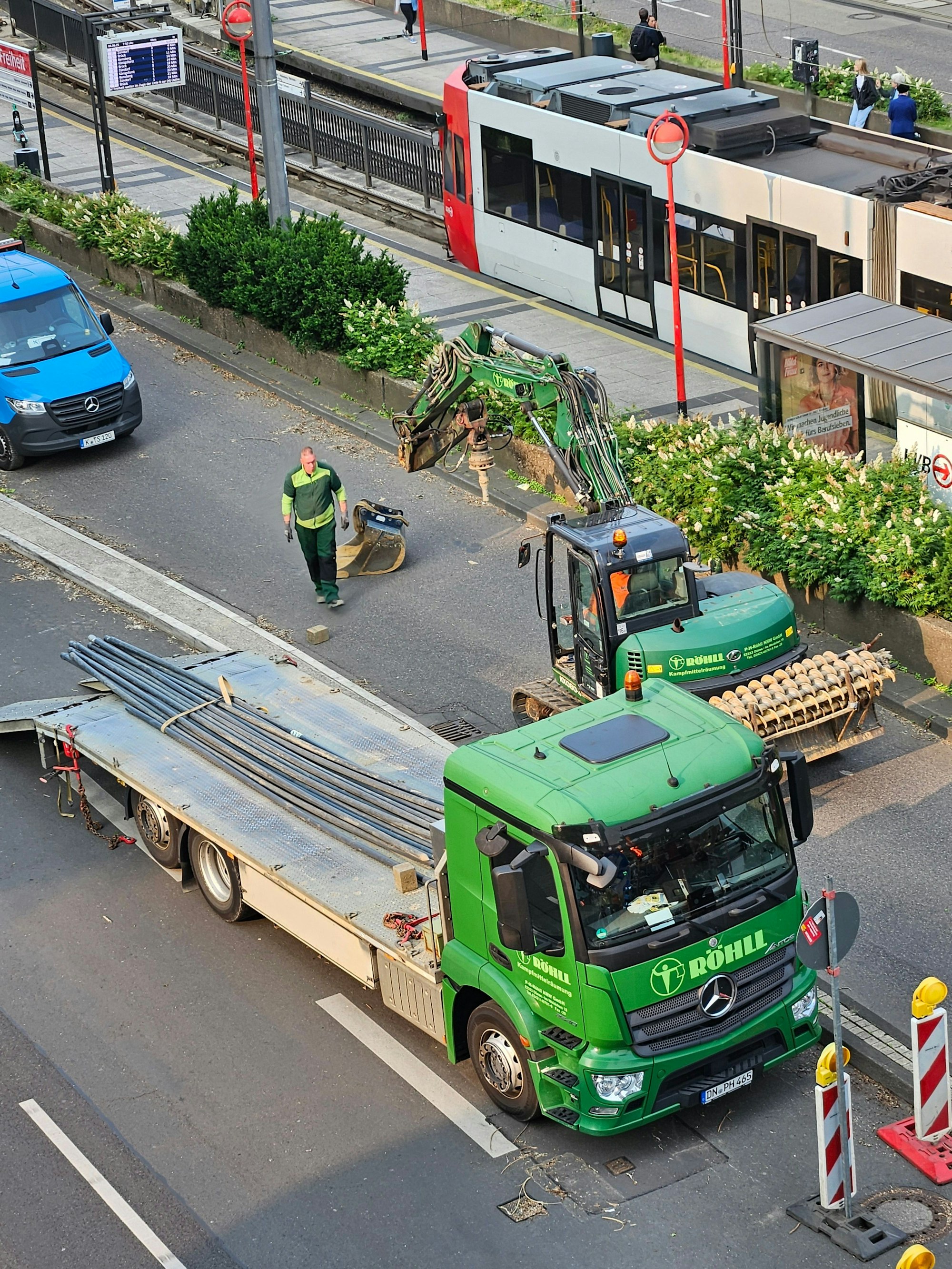 Der Kampfmittelräumdienst bereitet sich um 7.45 Uhr in der Mindener Straße vor.