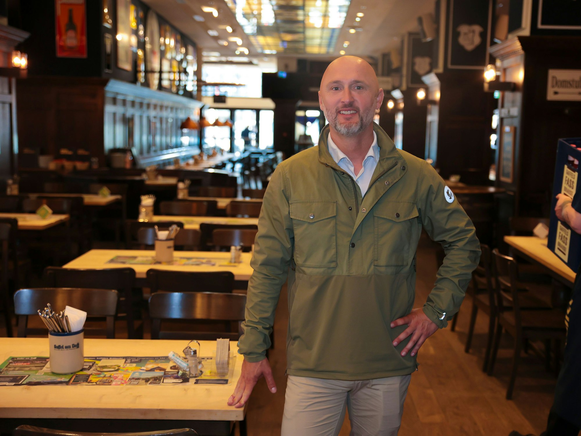 Brauhäuser werben mit der Möglichkeit, mit Laptop wie im Homeoffice zu arbeiten. Dennis Lieske (Geschäftsführer Gaffel am Dom) hat dafür alles vorbereitet.