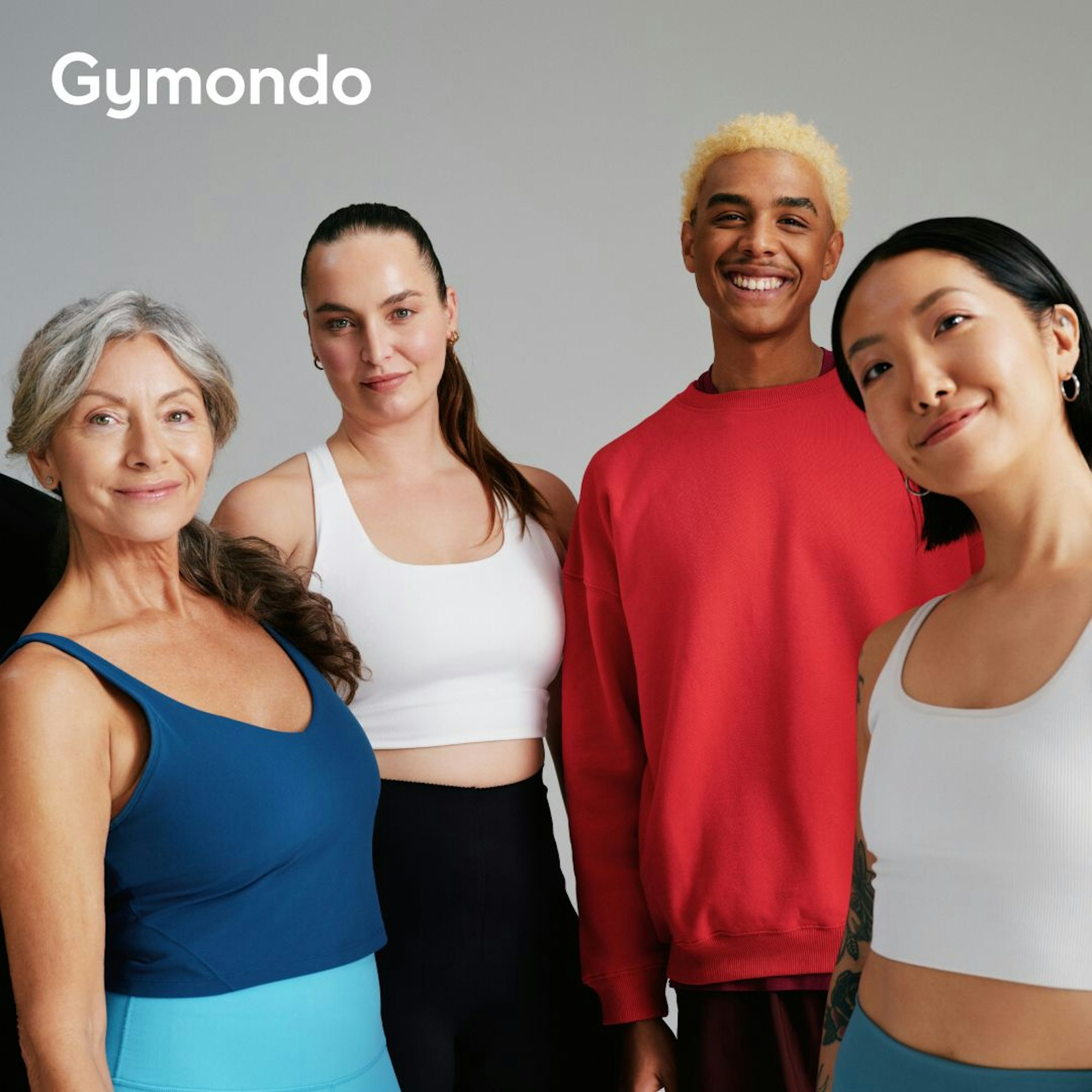 Drei Frauen unterschiedlichen Alters und ein junger Mann sind bereit zum Workout