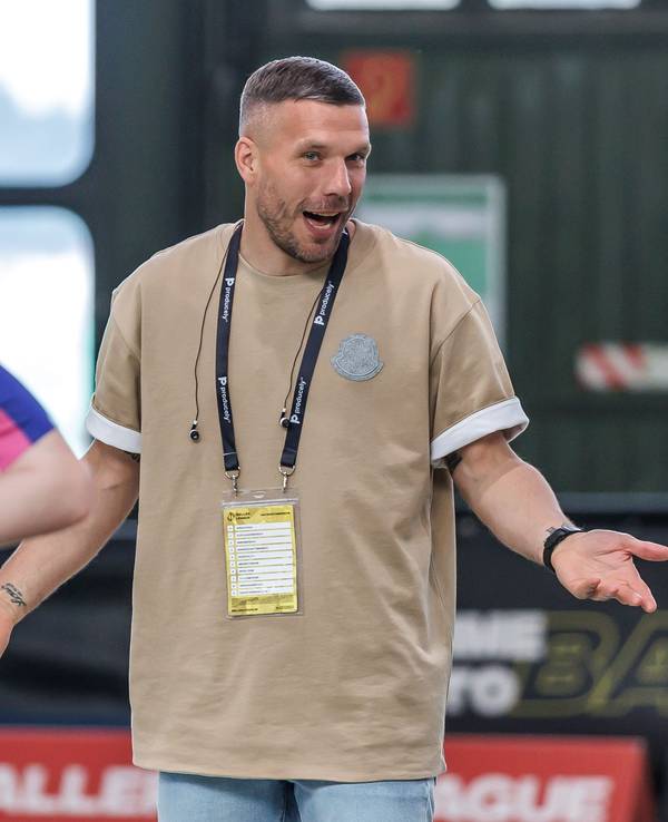 Lukas Podolski unterhält sich am Rande der Baller League in Berlin.