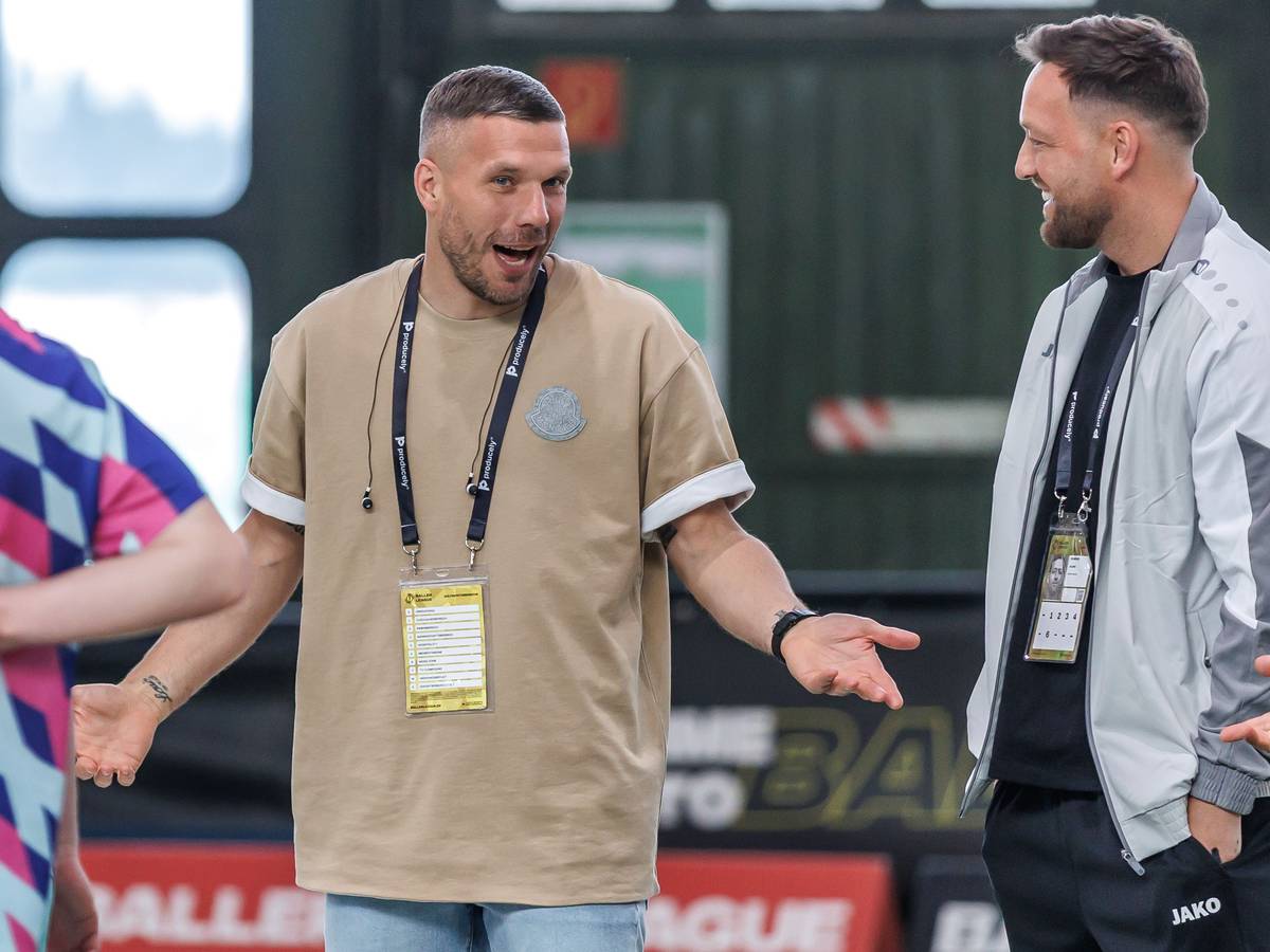 Lukas Podolski unterhält sich am Rande der Baller League in Berlin.