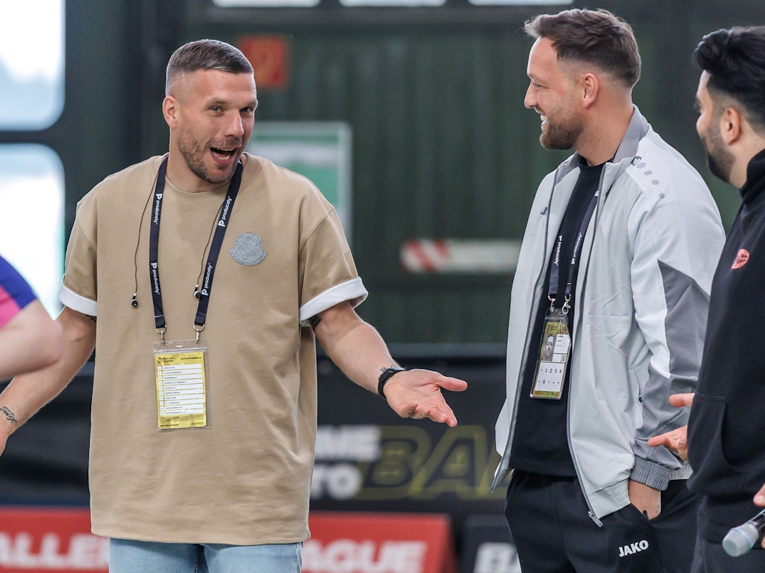 Lukas Podolski unterhält sich am Rande der Baller League in Berlin.
