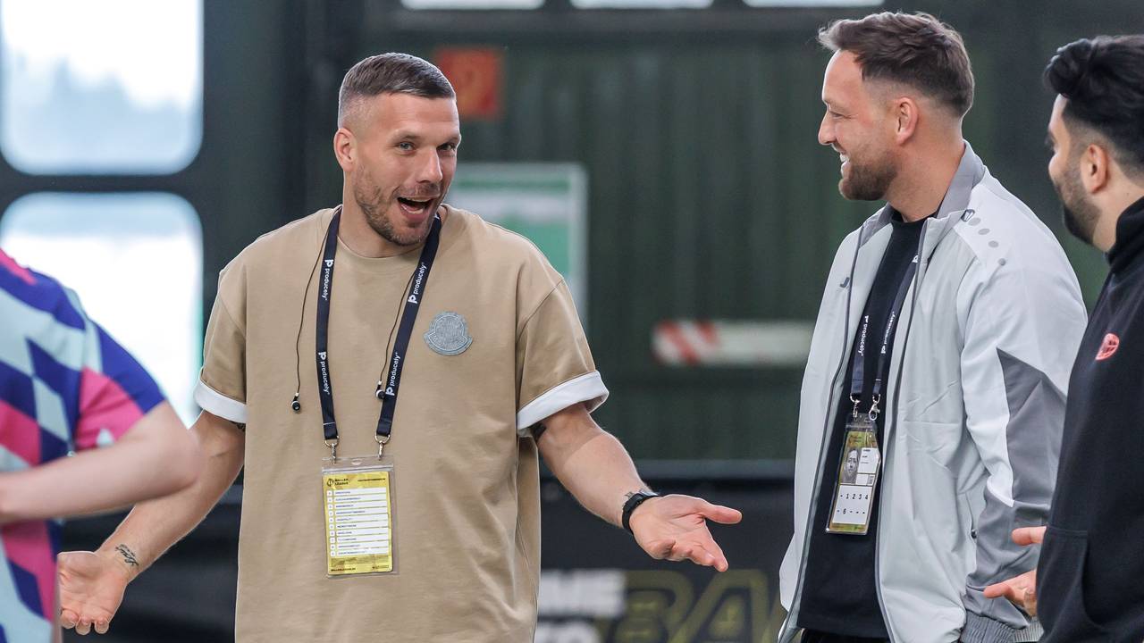 Lukas Podolski unterhält sich am Rande der Baller League in Berlin.