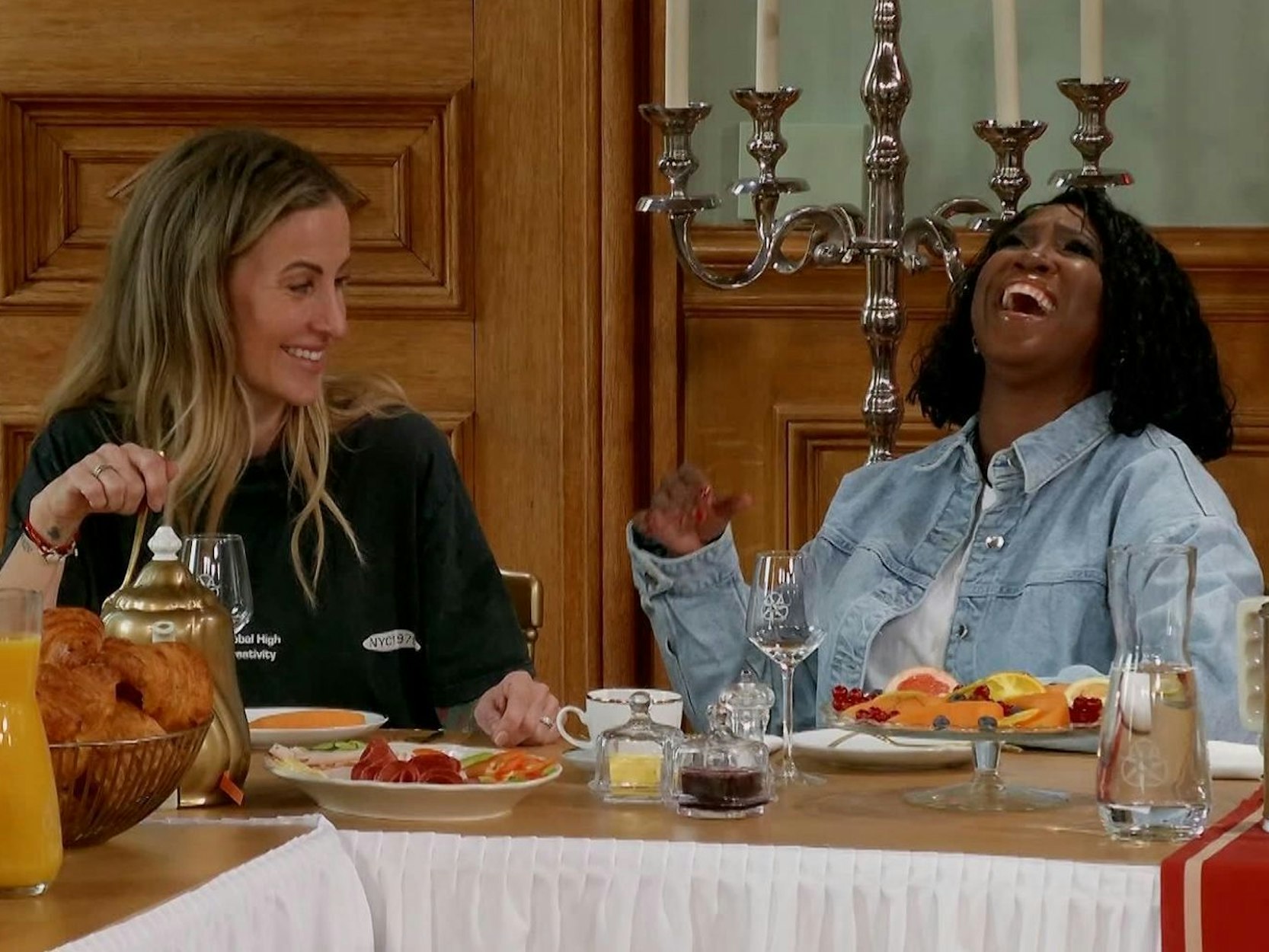 Charlotte Würdig (links) und Motsi Mabuse gewannen die Spielshow „Die Verräter“. Beide wurden auch Ziel von Fan-Kritik. (Bild: RTL)
