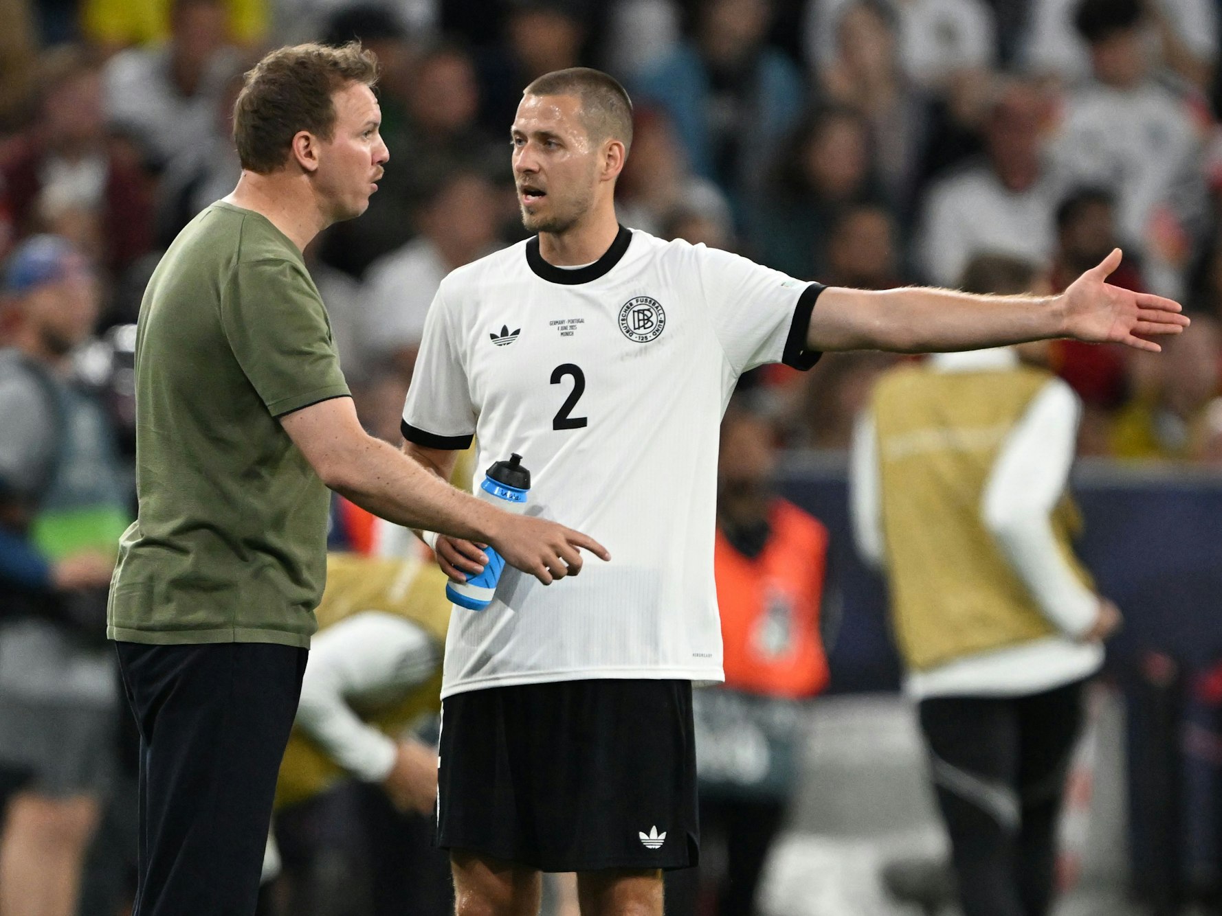 Bundestrainer Julian Nagelsmann (l.) spricht mit Deutschlands Waldemar Anton.