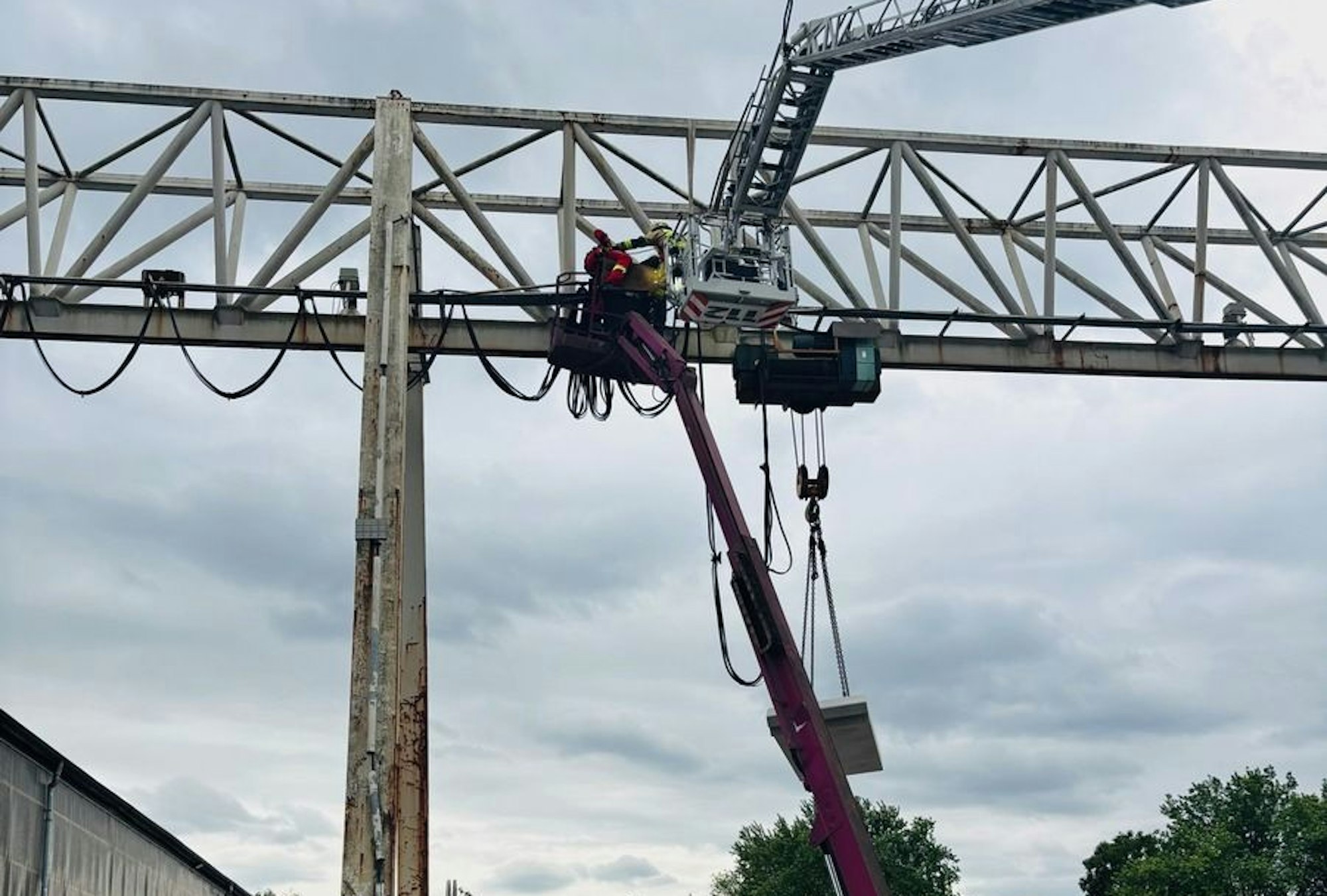 Technische Rettung eines eingeklemmten Mitarbeiters aus dem Korb einer Hubarbeitsbühne in 12 Metern Höhe