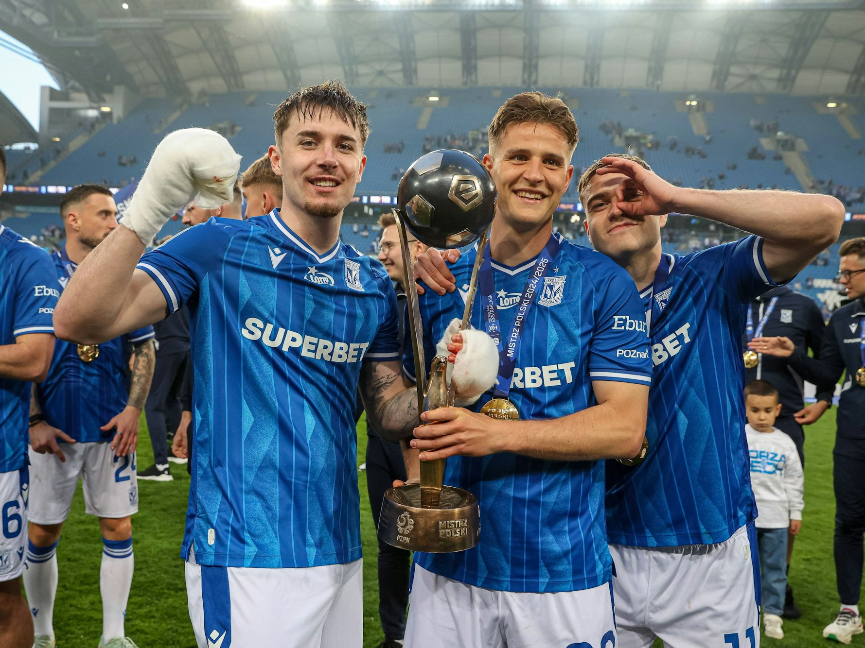 FC-Profi Rasmus Carstensen (M.) feierte am 24. Mai 2025 mit seinen Teamkollegen von Lech Posen die Meisterschaft in Polen.