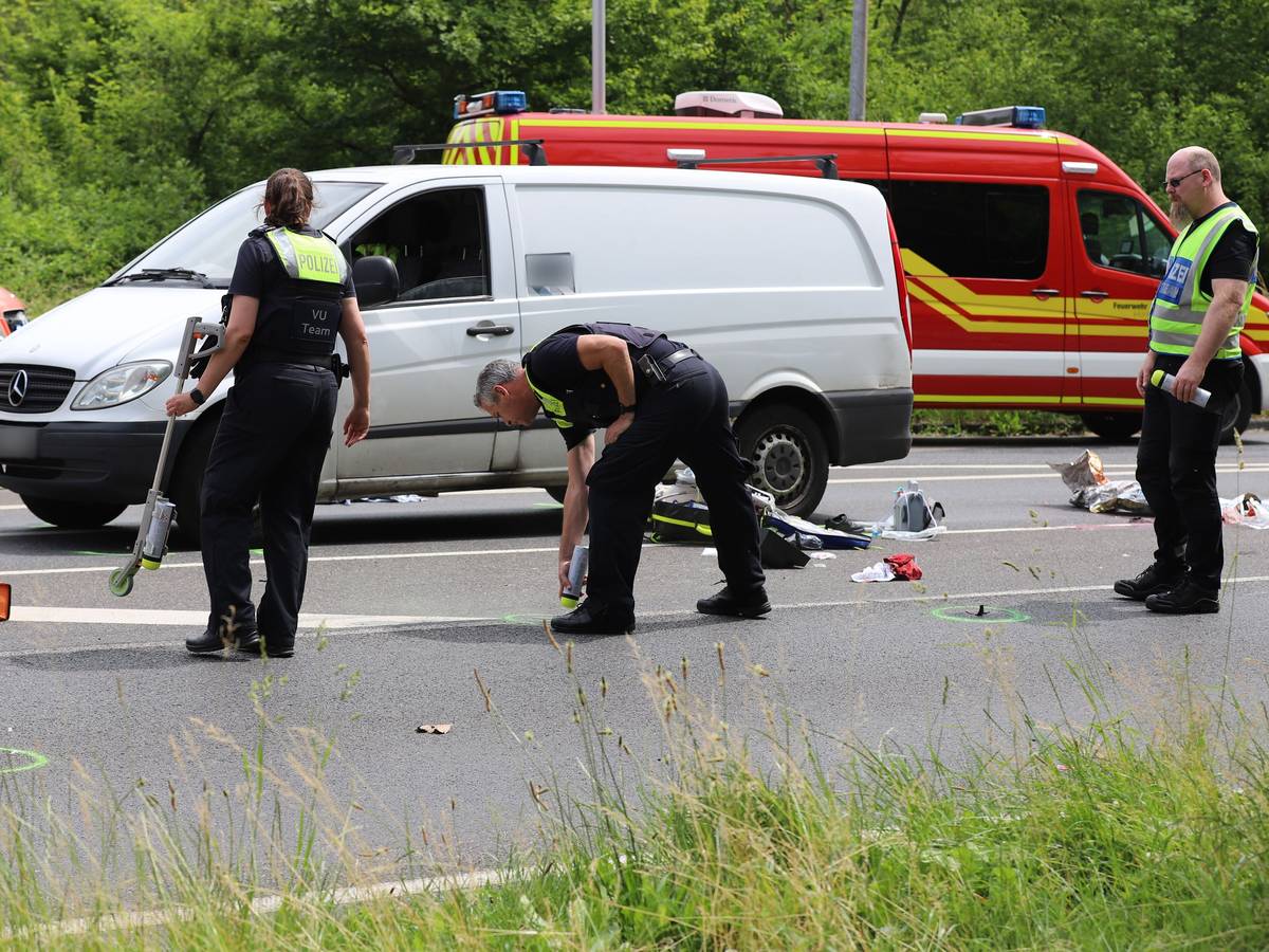 Einsatzkräfte sichern Spuren auf einer Fahrbahn.