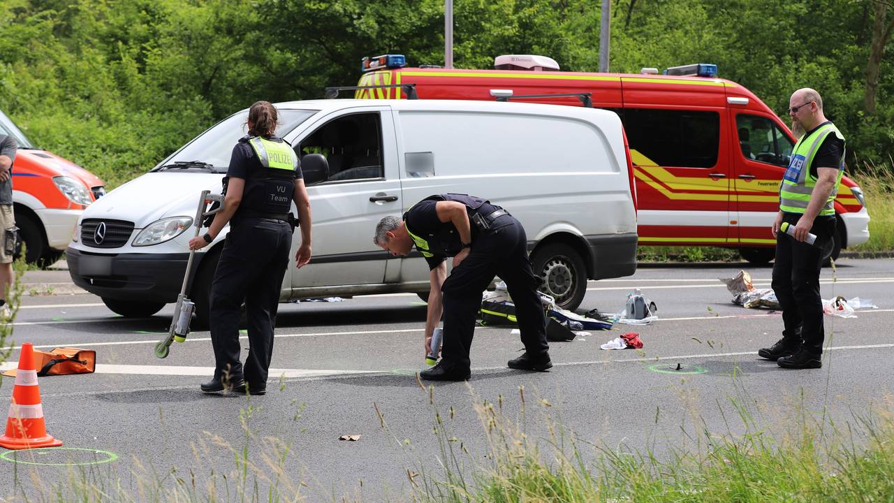 Einsatzkräfte sichern Spuren auf einer Fahrbahn.