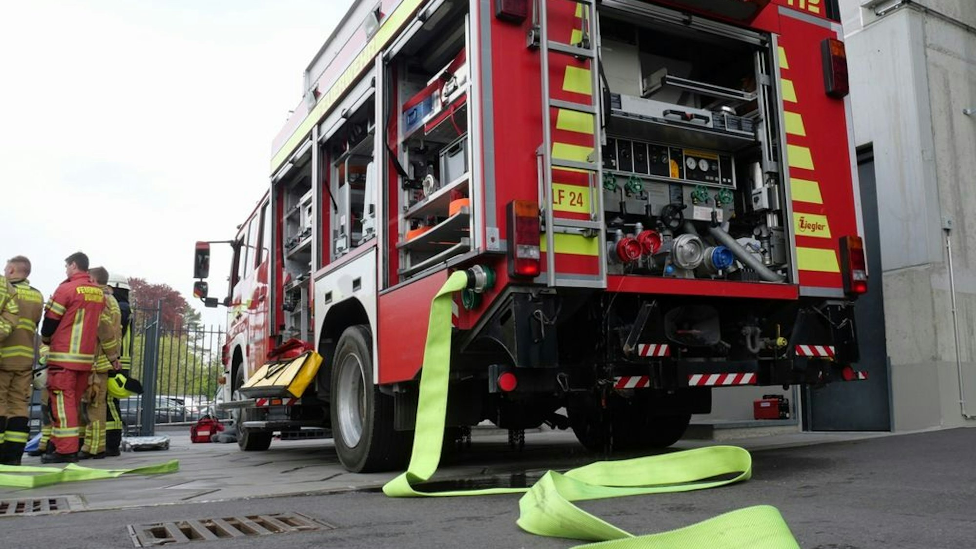 Feuerwehr-Einsatz bei einem Brand in einem leerstehenden Gebäude in Wülfrath. Die Polizei ermittelt wegen vorsätzlicher Brandstiftung.