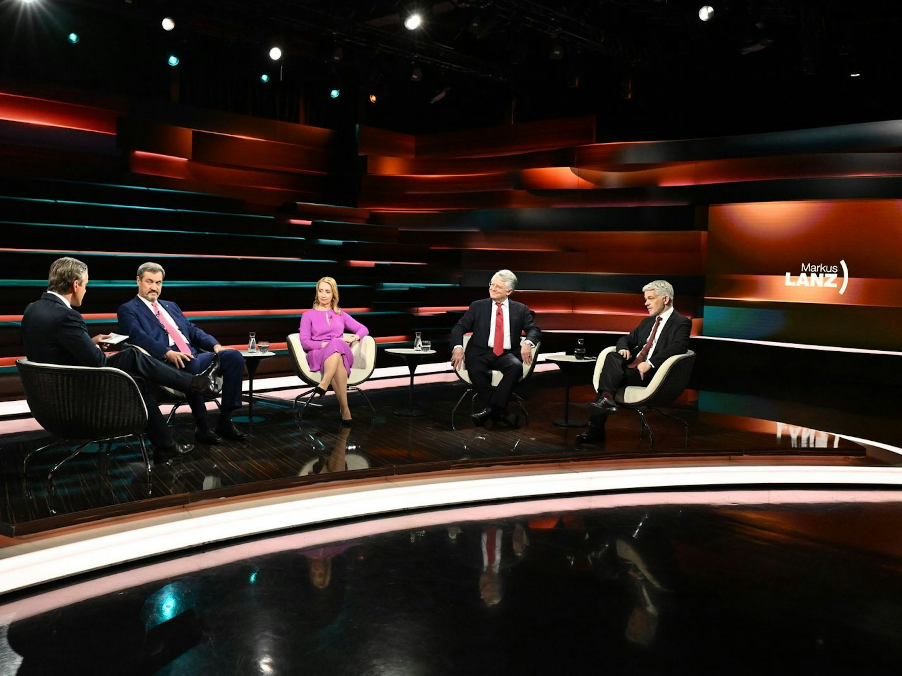 Im ZDF-Talk diskutierten, von links: Moderator Markus Lanz, CSU-Chef Markus Söder, Journalistin Melanie Amann, Unternehmensberater Jörg Wuttke und Militärexperte Carlo Masala. (Bild: ZDF / Cornelia Lehmann)