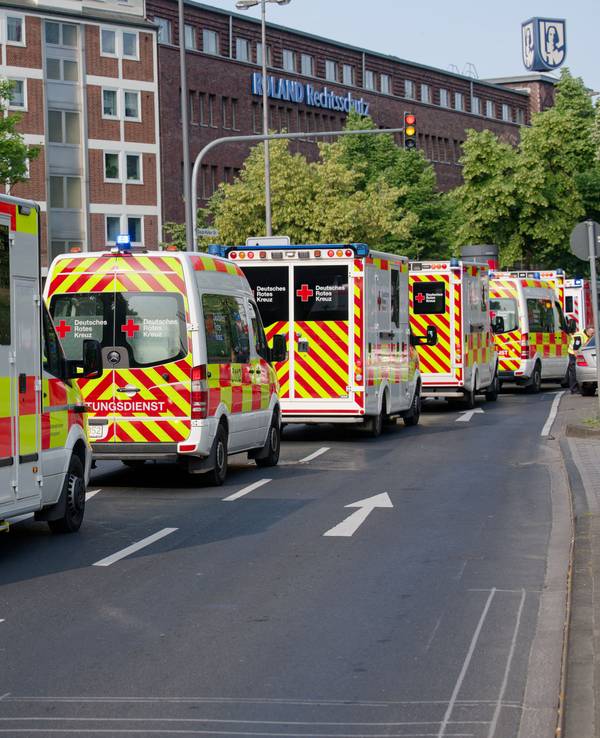 Krankenwagen fahren zum Eduardus-Krankenhaus in Köln-Deutz um vor einer Bombenentschärfung das Hospital zu evakuieren.