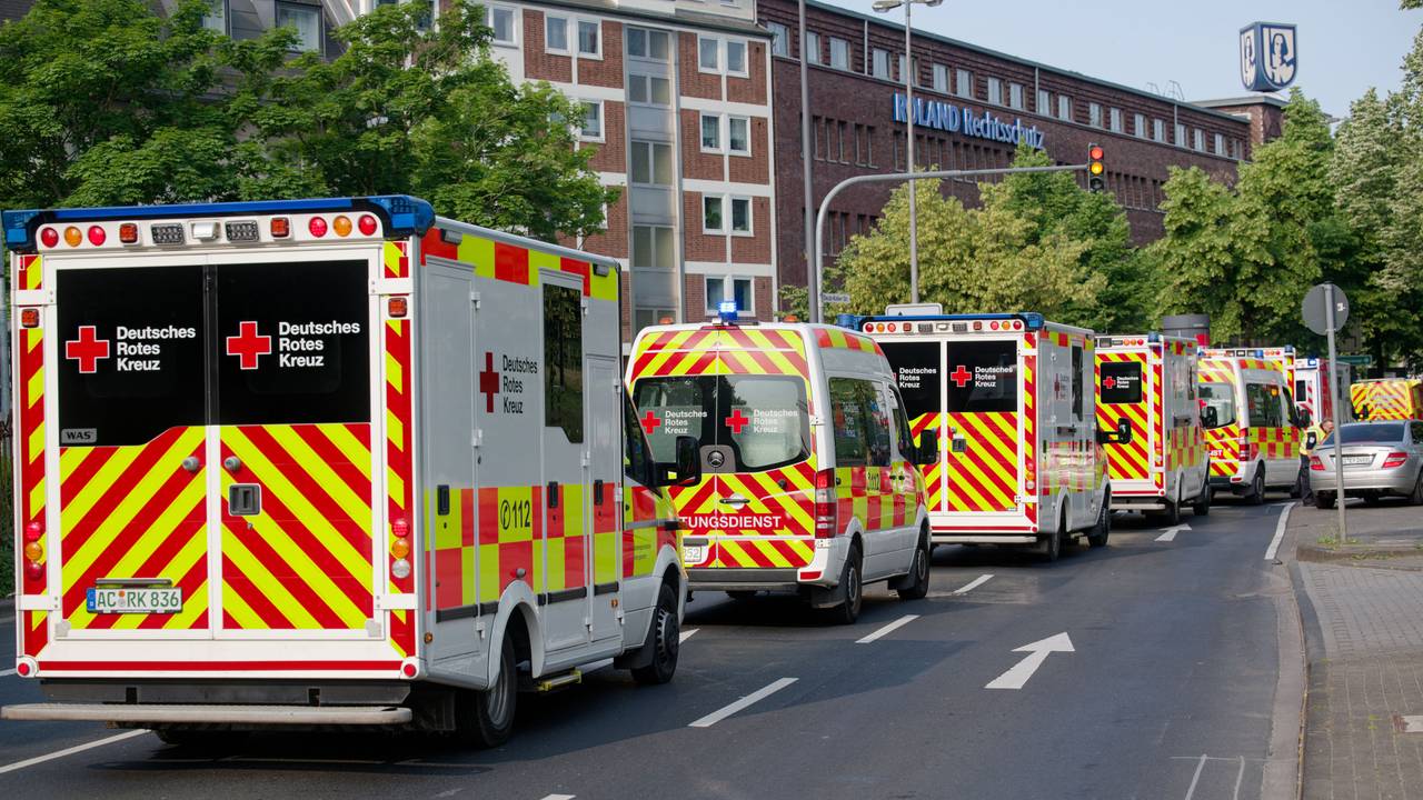 Krankenwagen fahren zum Eduardus-Krankenhaus in Köln-Deutz um vor einer Bombenentschärfung das Hospital zu evakuieren.