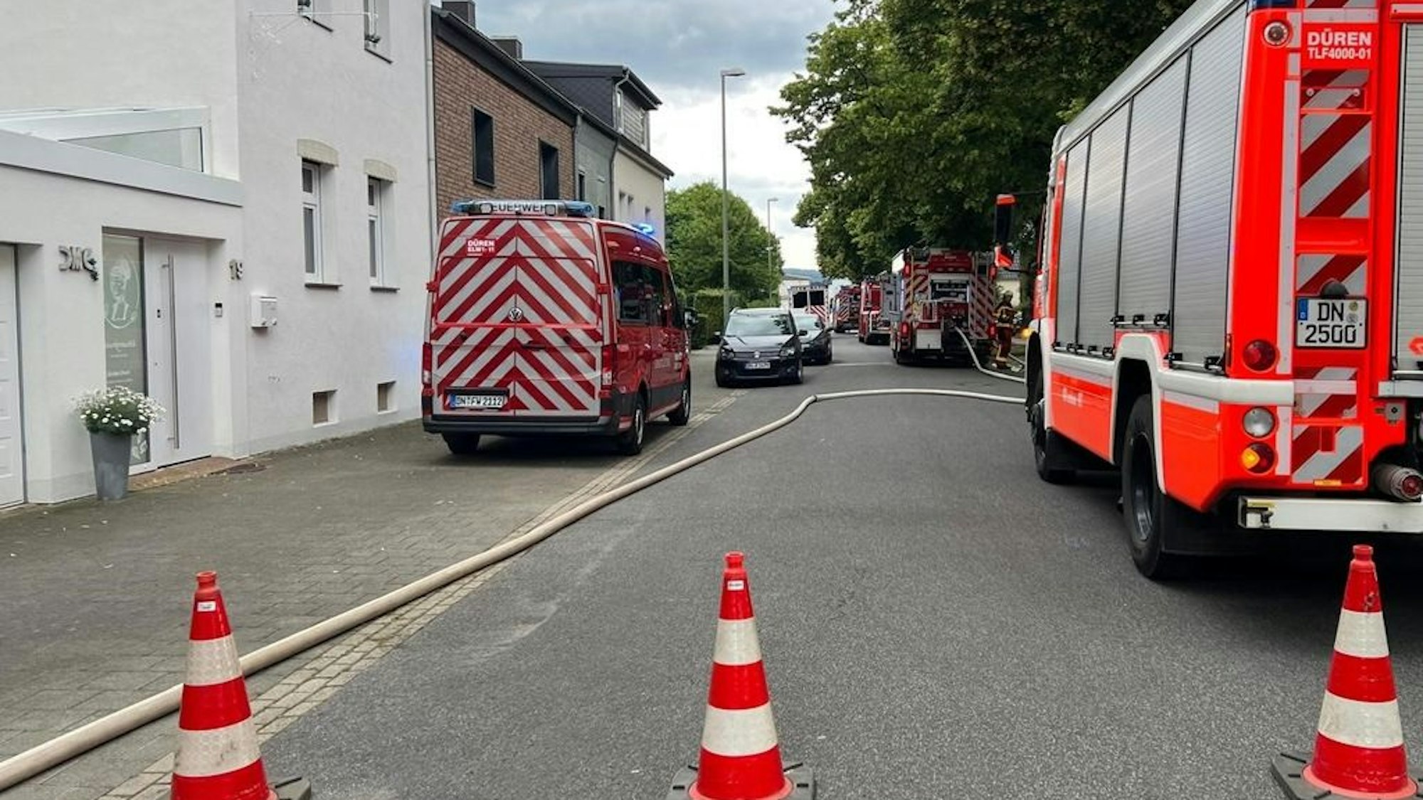 Ein Brand auf einem Balkon griff auf das Dach eines Wohnhauses in Düren-Lendersdorf über. Die Feuerwehr Düren war mit 31 Einsatzkräften vor Ort und konnte den Brand schnell unter Kontrolle bringen.