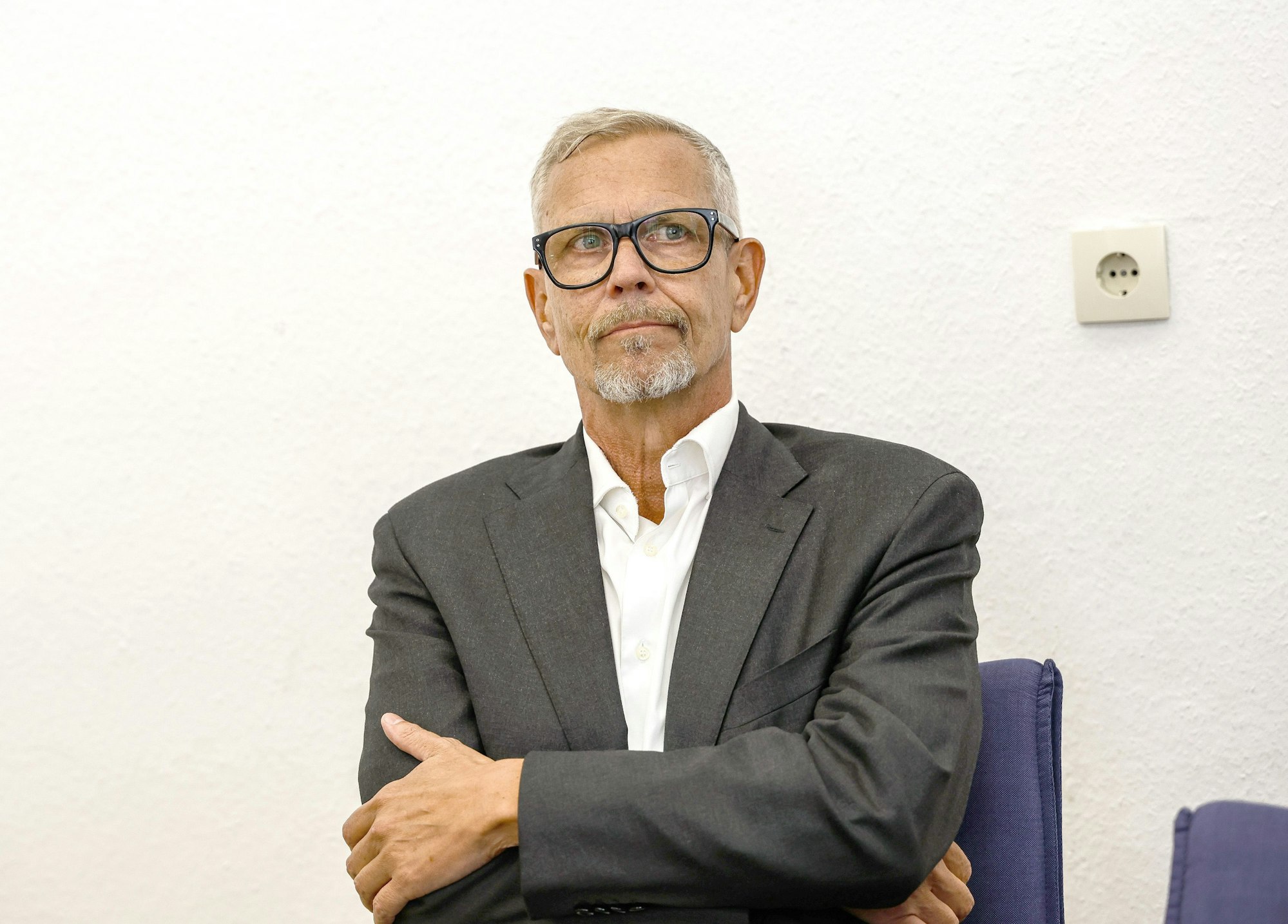 Kläger Carl Clemens Veltins sitzt zum Beginn des Prozesses um das Veltins-Familienerbe im Landgericht.