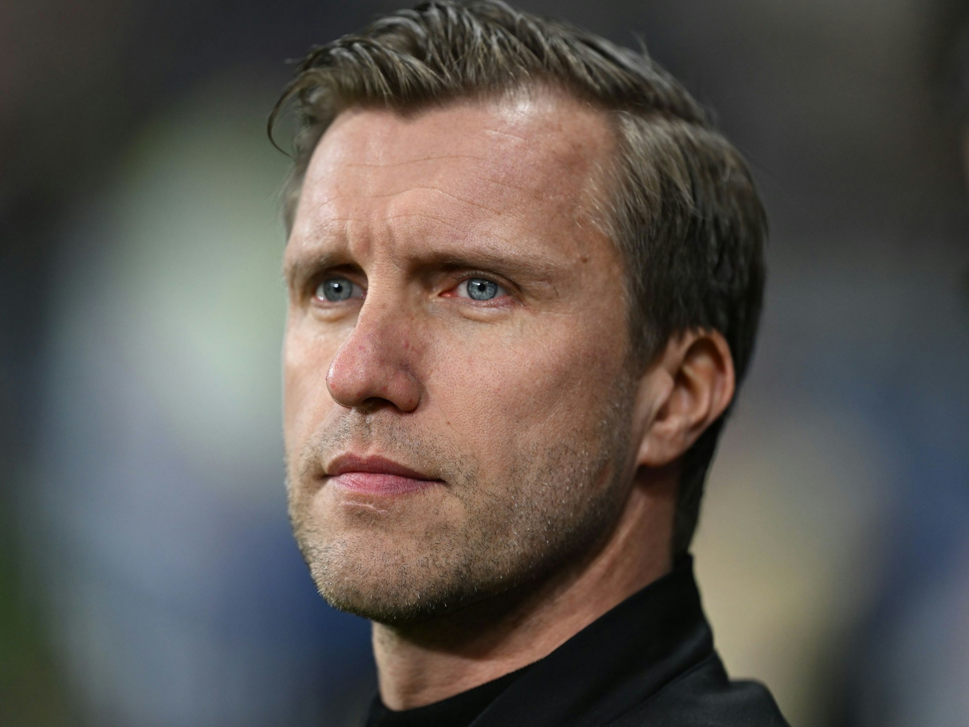Markus Krösche, Sportvorstand der Eintracht Frankfurt Fußball AG, steht vor dem Spiel am Spielfeldrand.