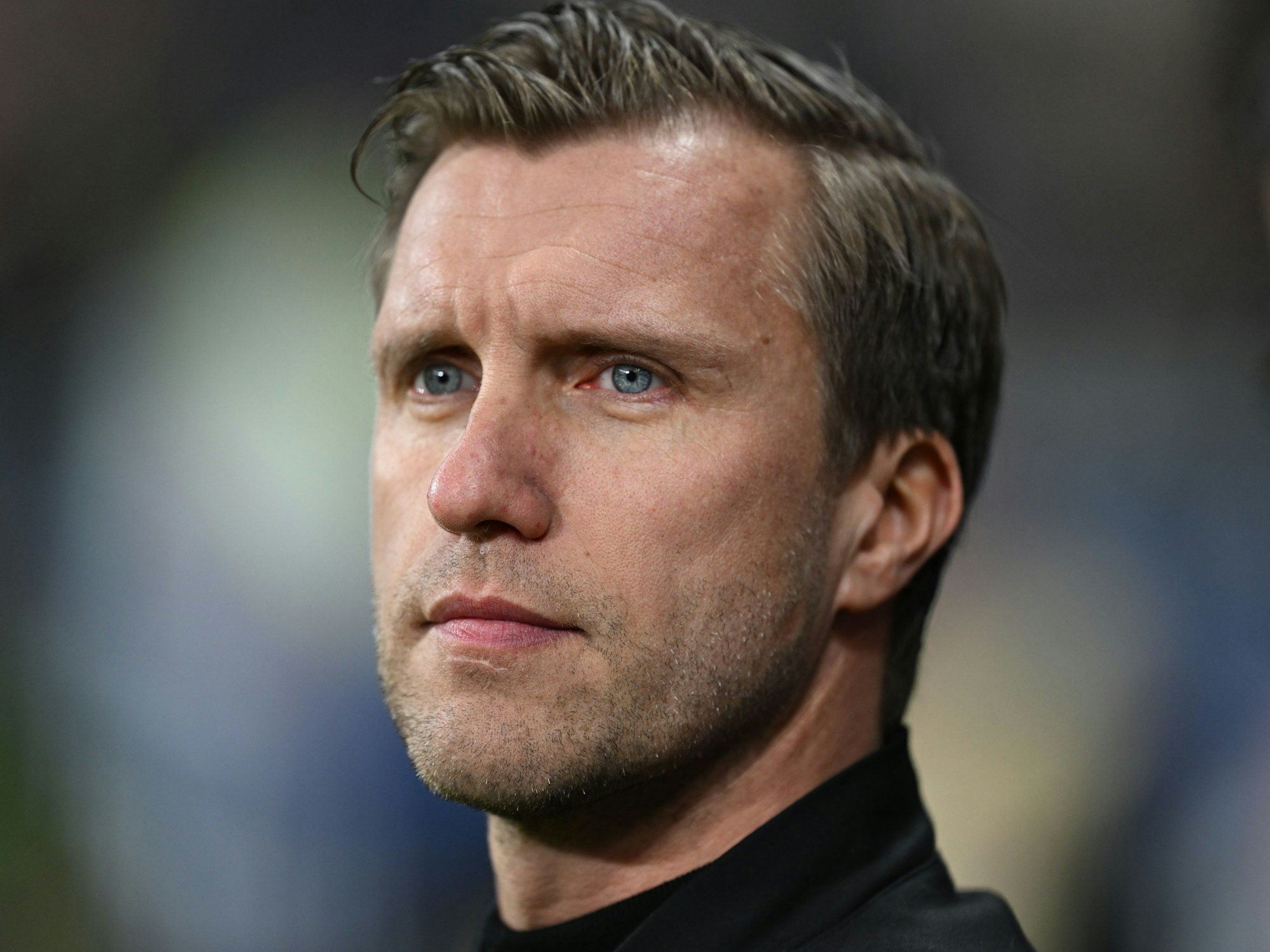 Markus Krösche, Sportvorstand der Eintracht Frankfurt Fußball AG, steht vor dem Spiel am Spielfeldrand.