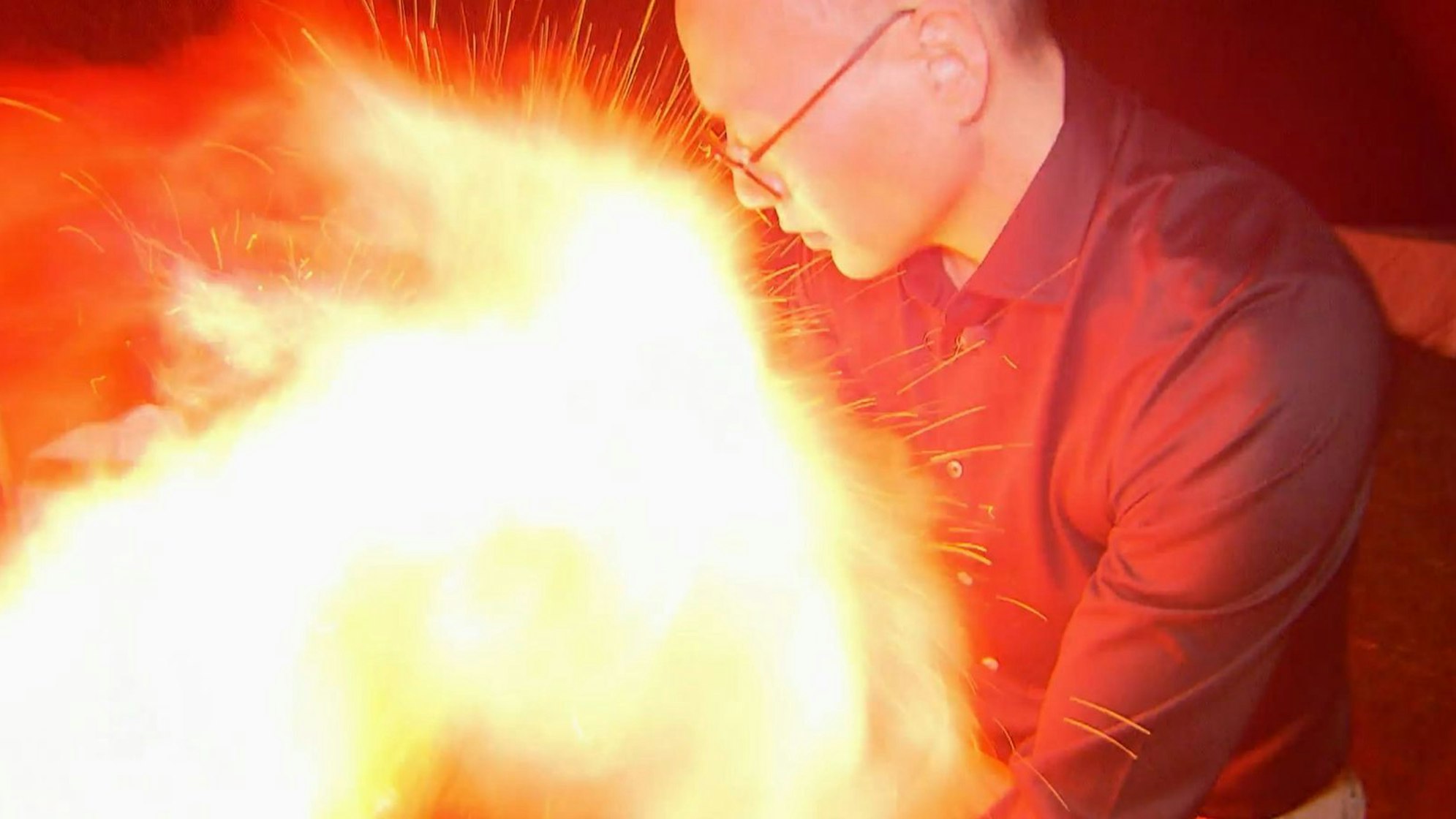 Schock bei „Das perfekte Dinner“: Plötzlich schießt eine Stichflamme aus dem Gasgrill und Gasteber Ganbold mitten ins Gesicht. (Bild: RTL)