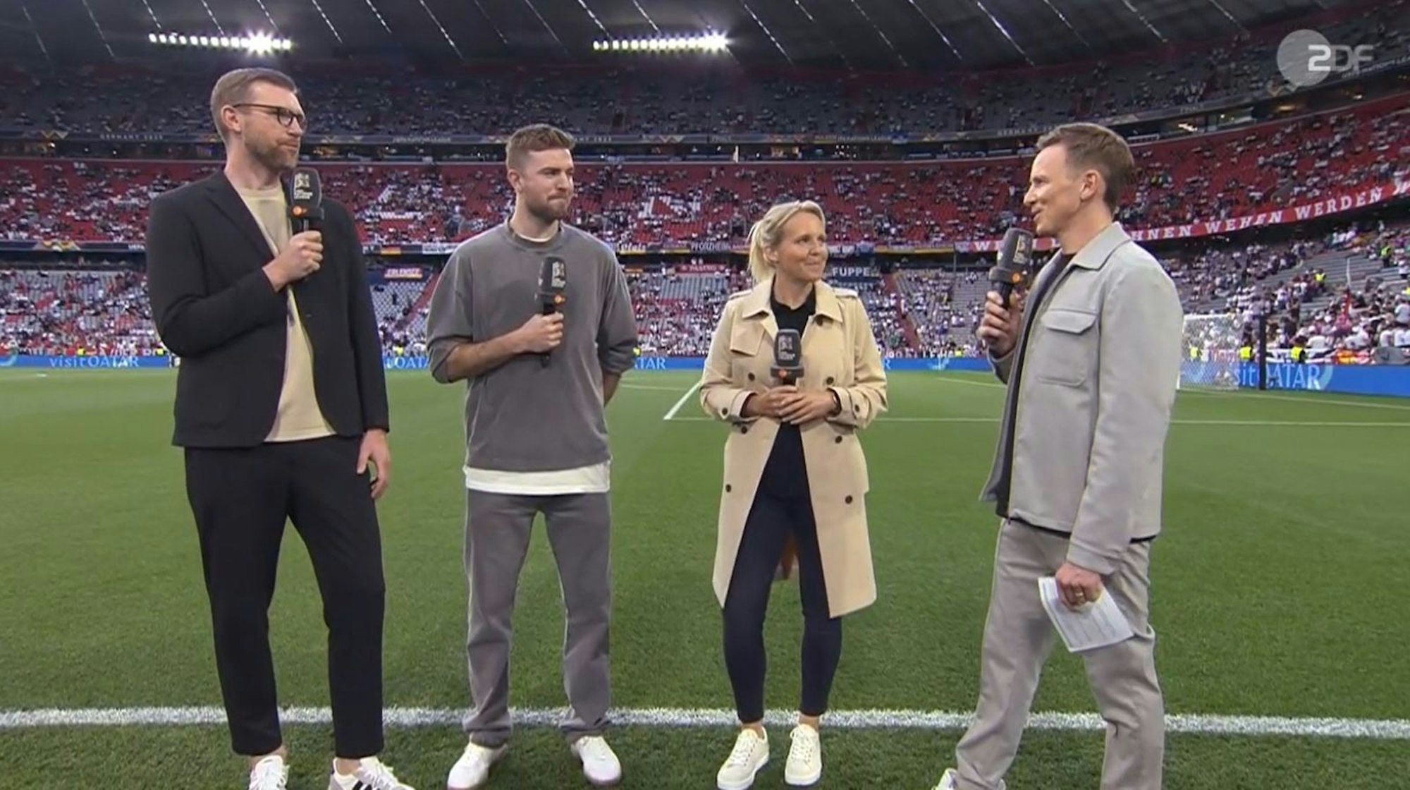 Noch ist die Viererkette gut gelaunt: (von links) Per Mertesacker, Chris Kramer, Fritzy Kromp und Jochen Breyer. (Bild: ZDF)